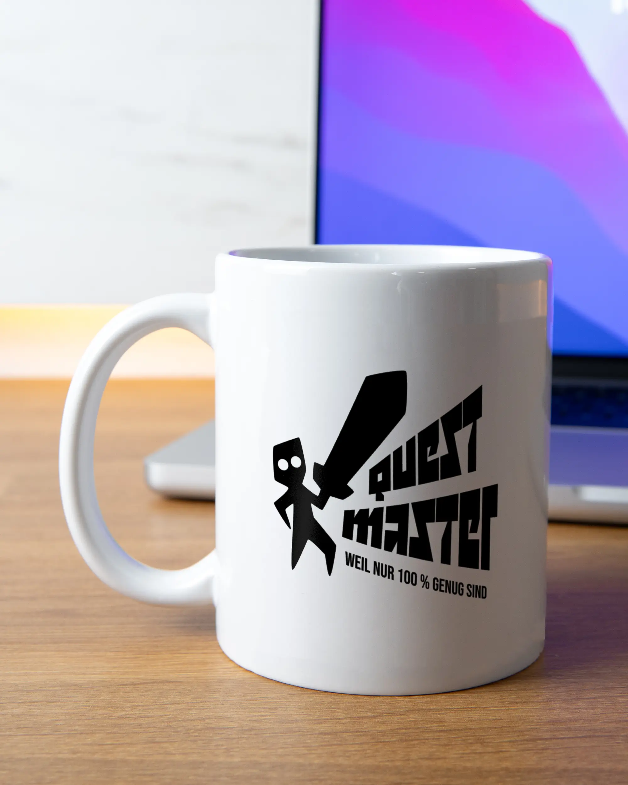 Homeoffice Aufnahme der beidseitig bedruckten Keramik Tasse von Maondo mit dem Design Quest Master in der Farbe Weiß