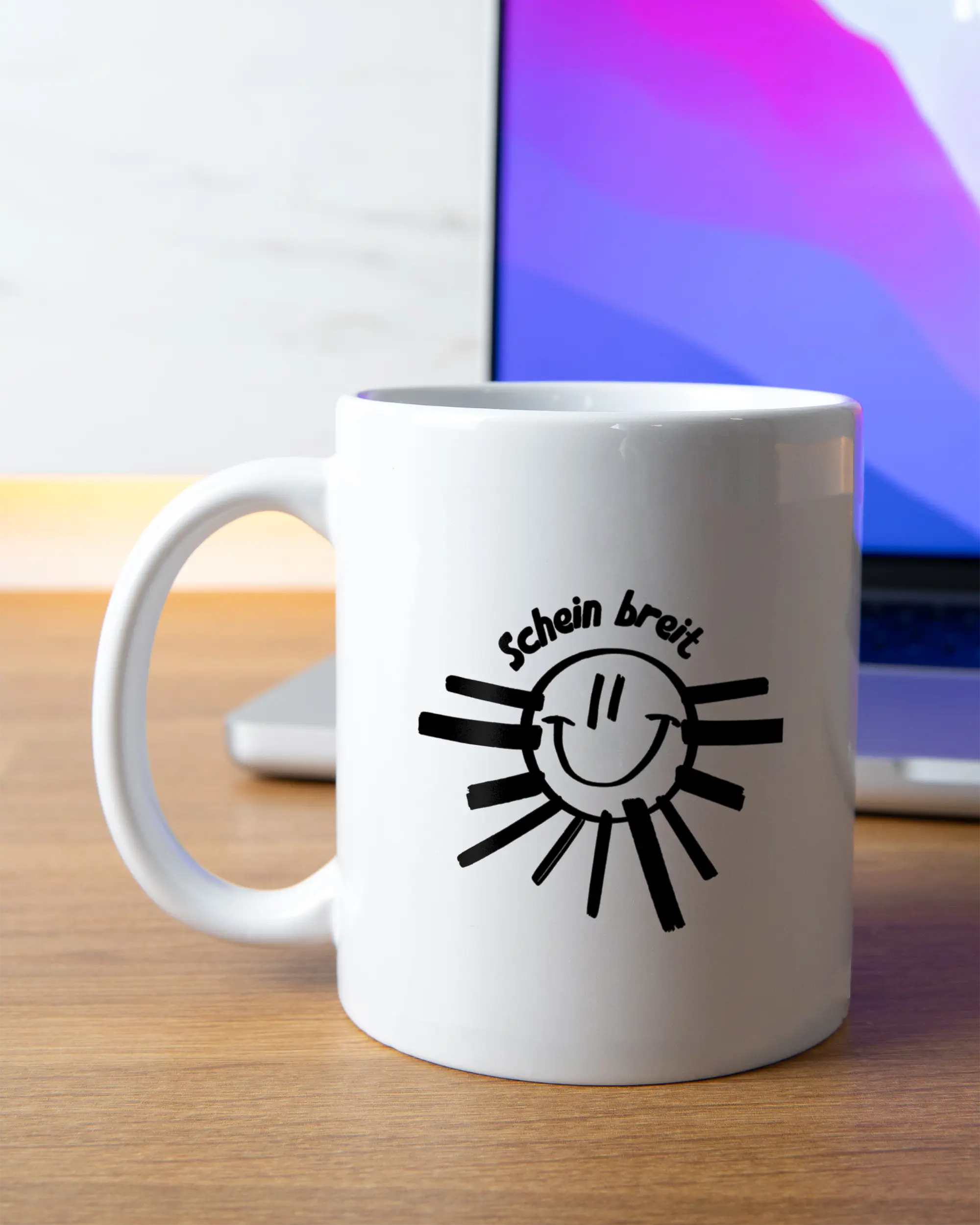 Homeoffice Aufnahme der beidseitig bedruckten Keramik Tasse von Maondo mit dem Design Schein Breit in der Farbe Weiß