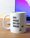 Homeoffice Aufnahme der beidseitig bedruckten Keramik Tasse von Maondo mit dem Design Abhängen in der Farbe Weiß