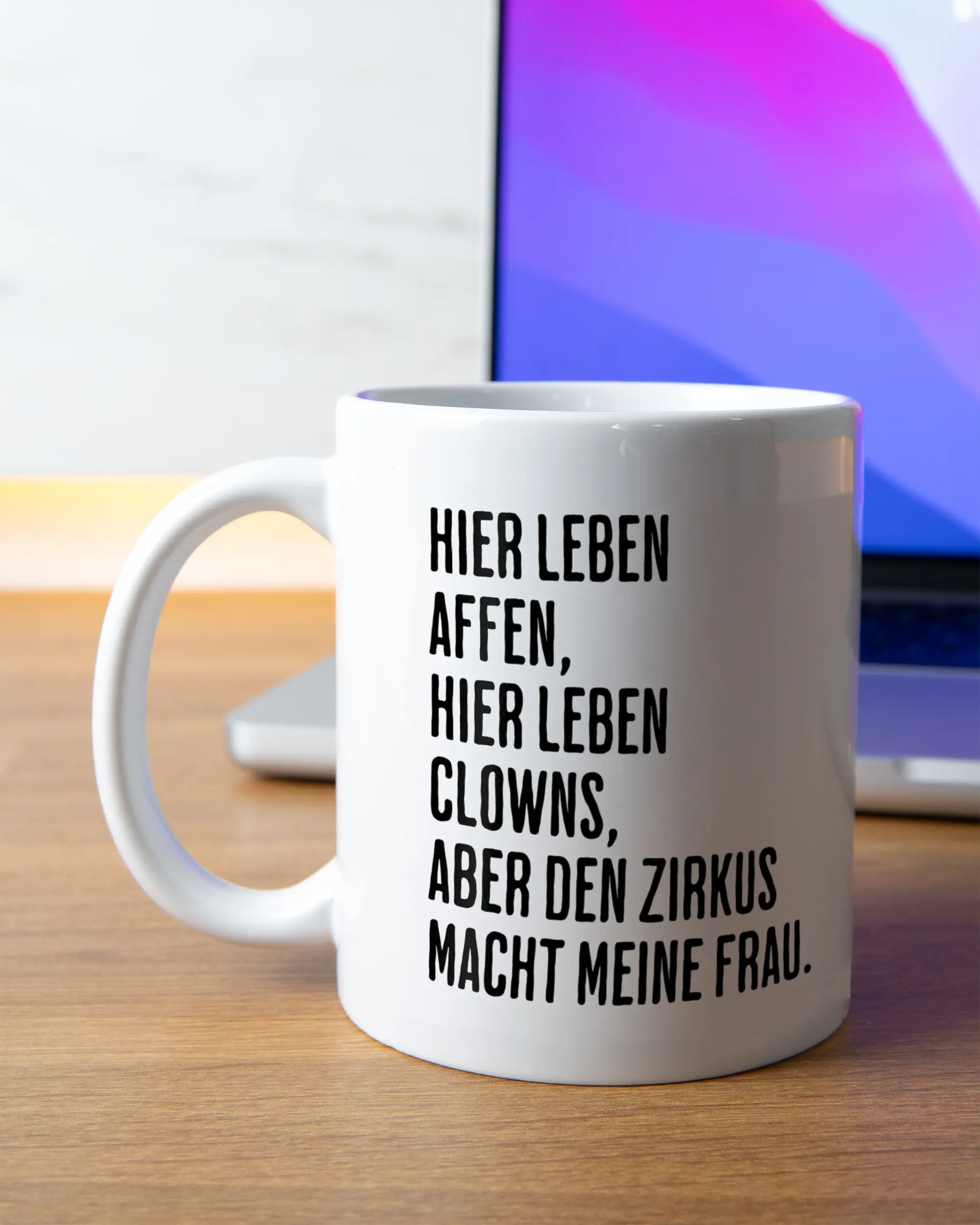 Homeoffice Aufnahme der beidseitig bedruckten Keramik Tasse von Maondo mit dem Design Affenzirkus in der Farbe Weiß
