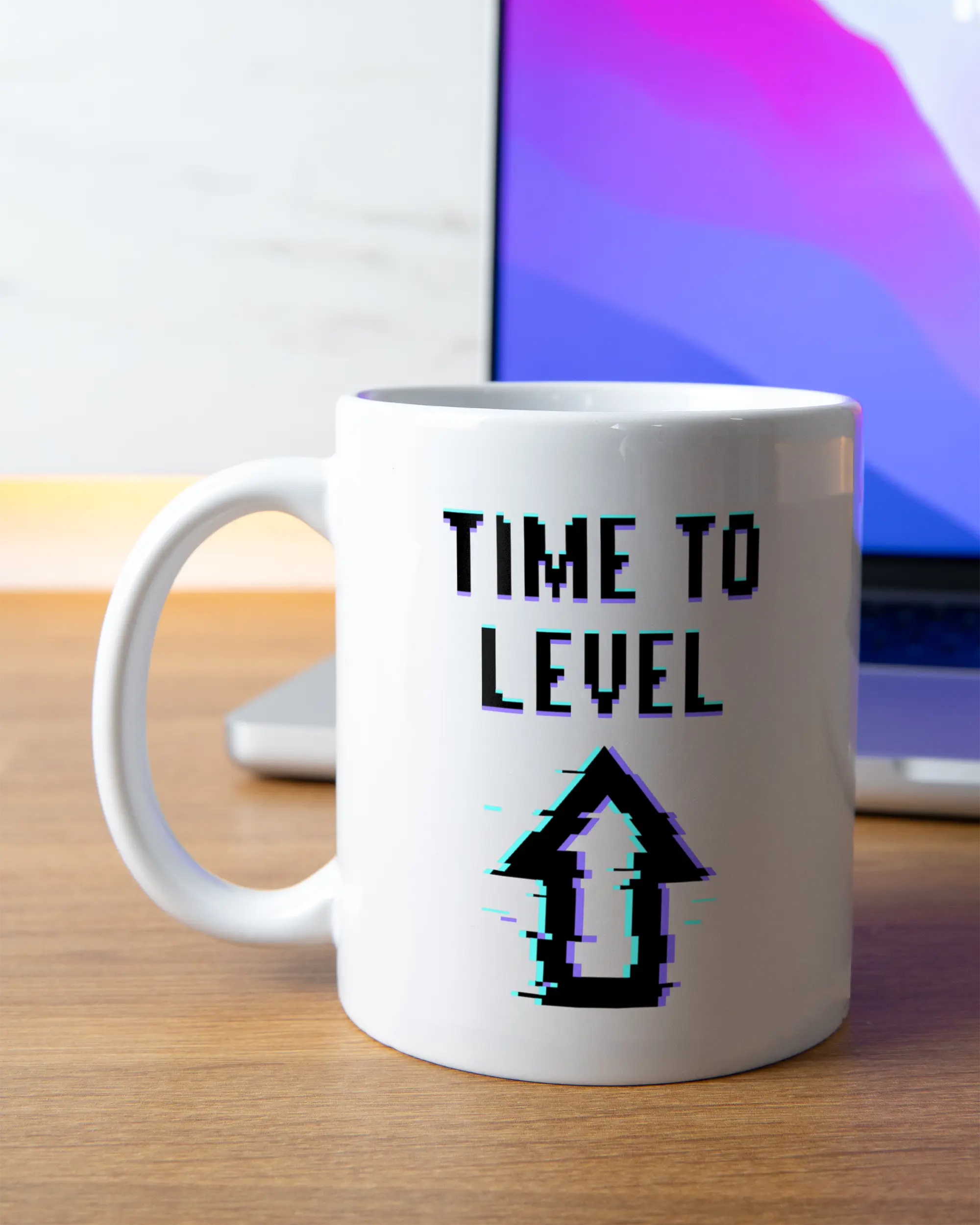 Homeoffice Aufnahme der beidseitig bedruckten Keramik Tasse von Maondo mit dem Design Koffein-Game in der Farbe Weiß