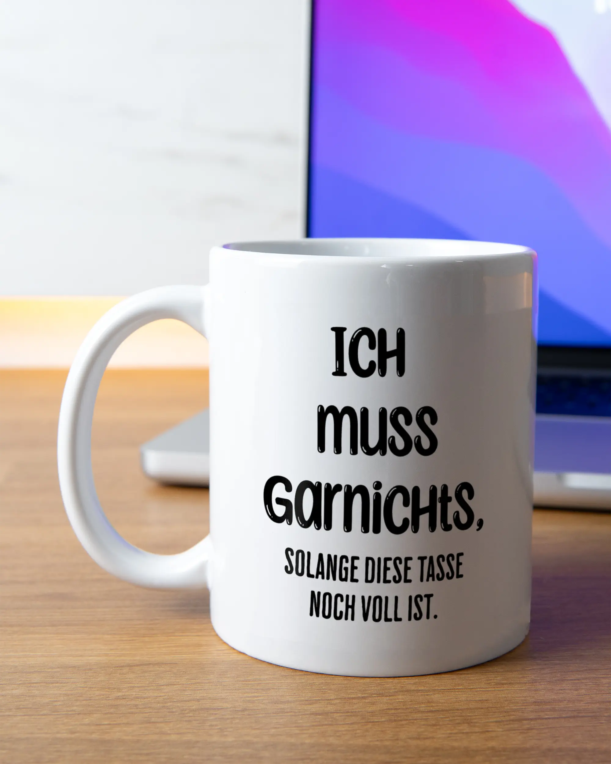 Homeoffice Aufnahme der beidseitig bedruckten Keramik Tasse von Maondo mit dem Design Verhandlungsspielraum in der Farbe Weiß
