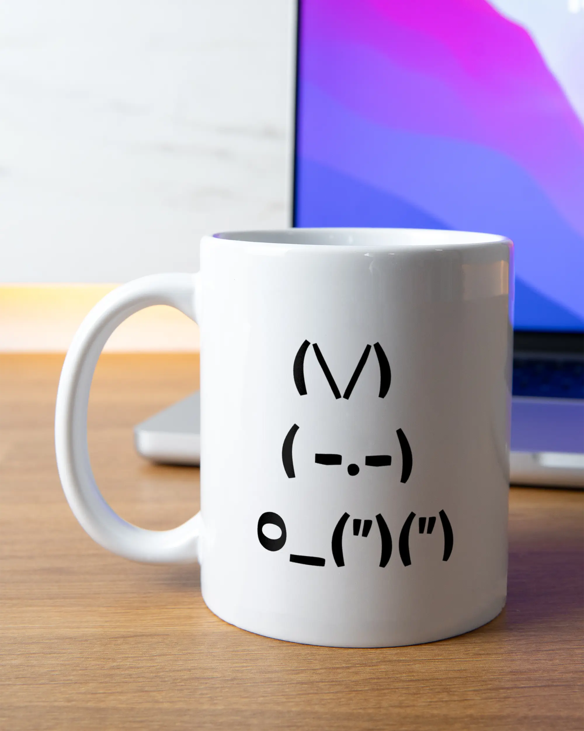 Homeoffice Aufnahme der beidseitig bedruckten Keramik Tasse von Maondo mit dem Design Nicer Hase in der Farbe Weiß