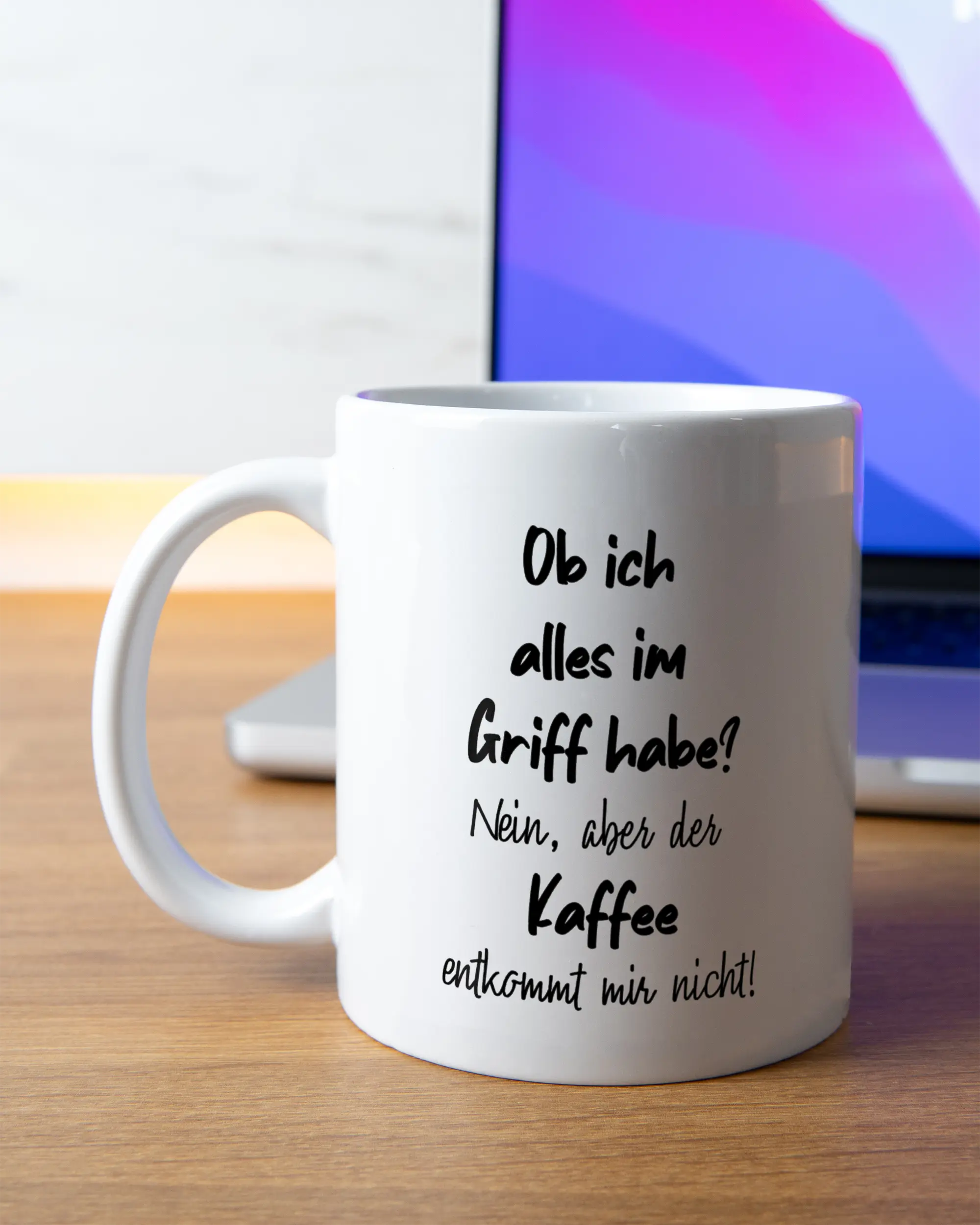 Homeoffice Aufnahme der beidseitig bedruckten Keramik Tasse von Maondo mit dem Design Alles im Griff in der Farbe Weiß