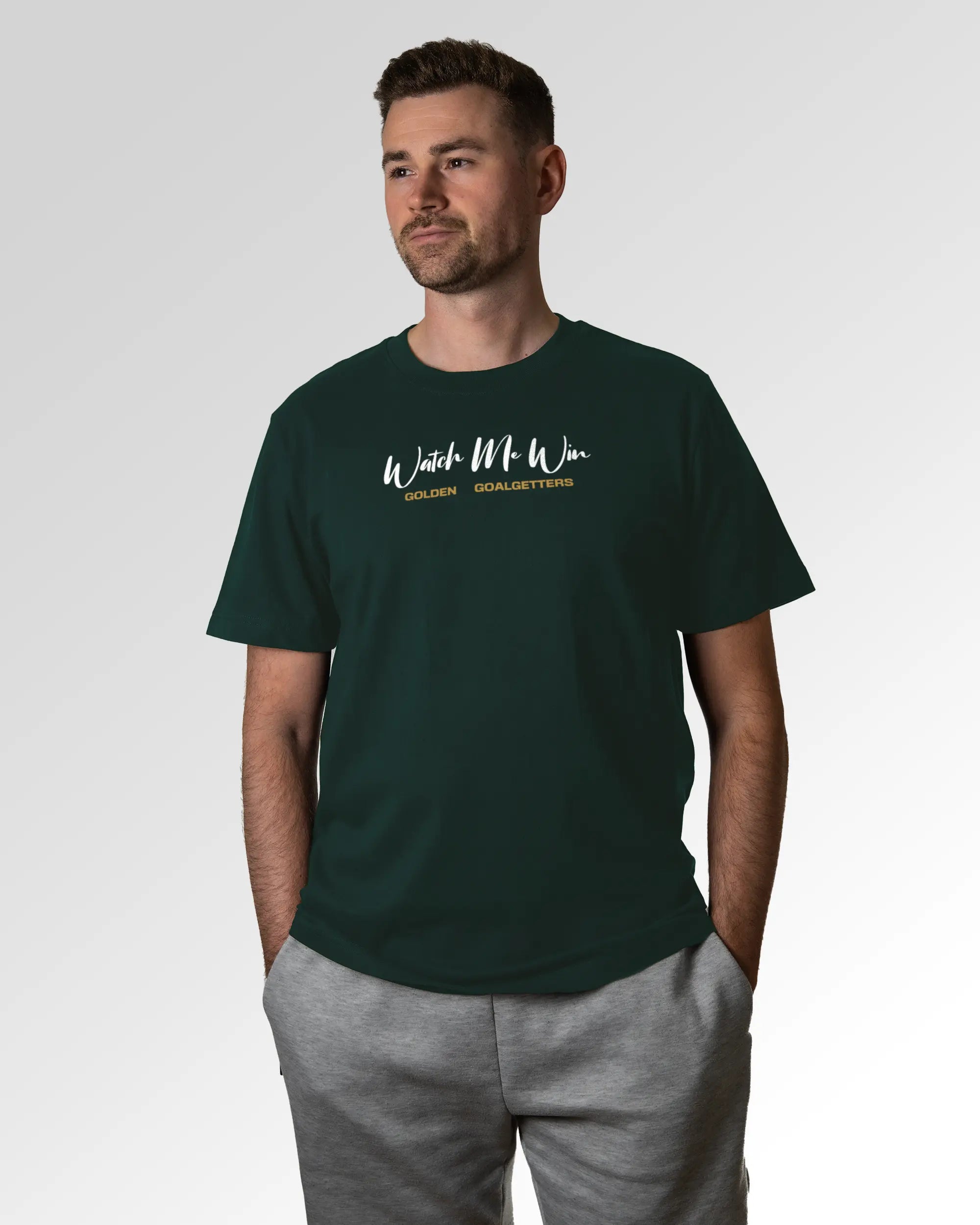 Männlicher Modelshot der primären Druckseite des Organic Unisex T-Shirts von Maondo im Relaxed Fit mit dem Design Golden Goalgetters in der Farbe Glazed Green