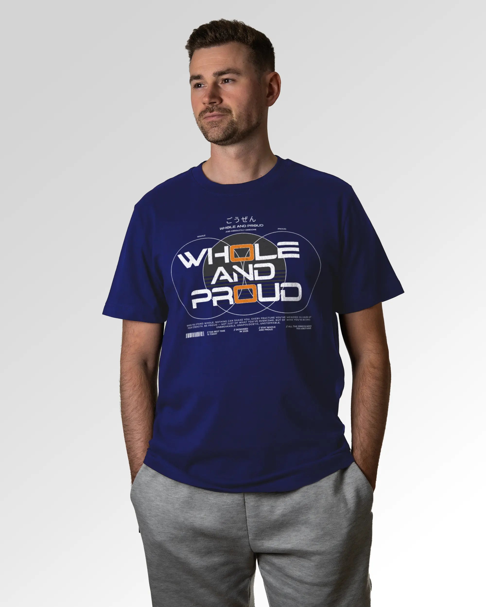 Männlicher Modelshot der primären Druckseite des Organic Unisex T-Shirts von Maondo im Relaxed Fit mit dem Design Whole and proud in der Farbe Worker Blue