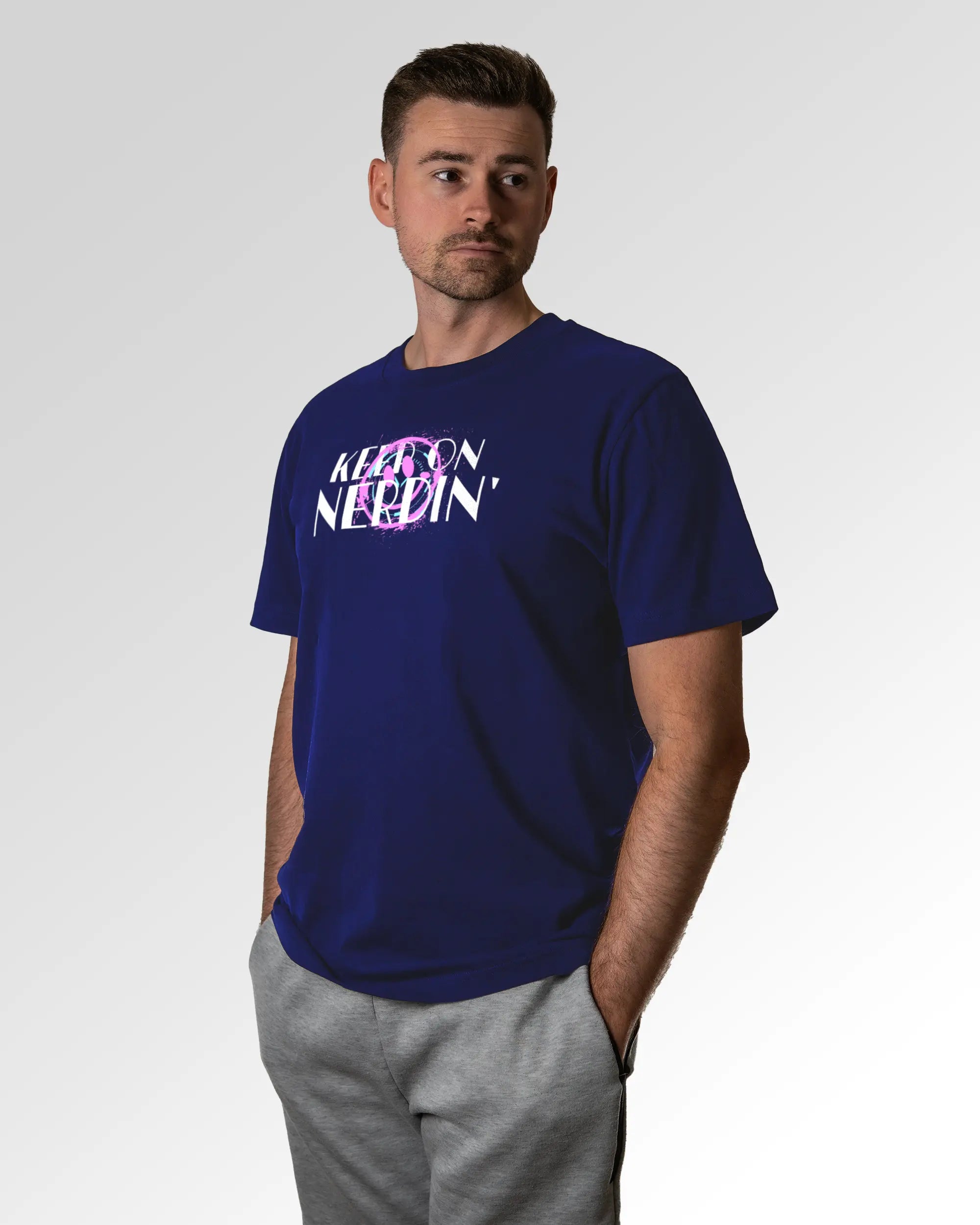 Männlicher Modelshot der primären Druckseite des Organic Unisex T-Shirts von Maondo im Relaxed Fit mit dem Design Nerd Engine in der Farbe Worker Blue