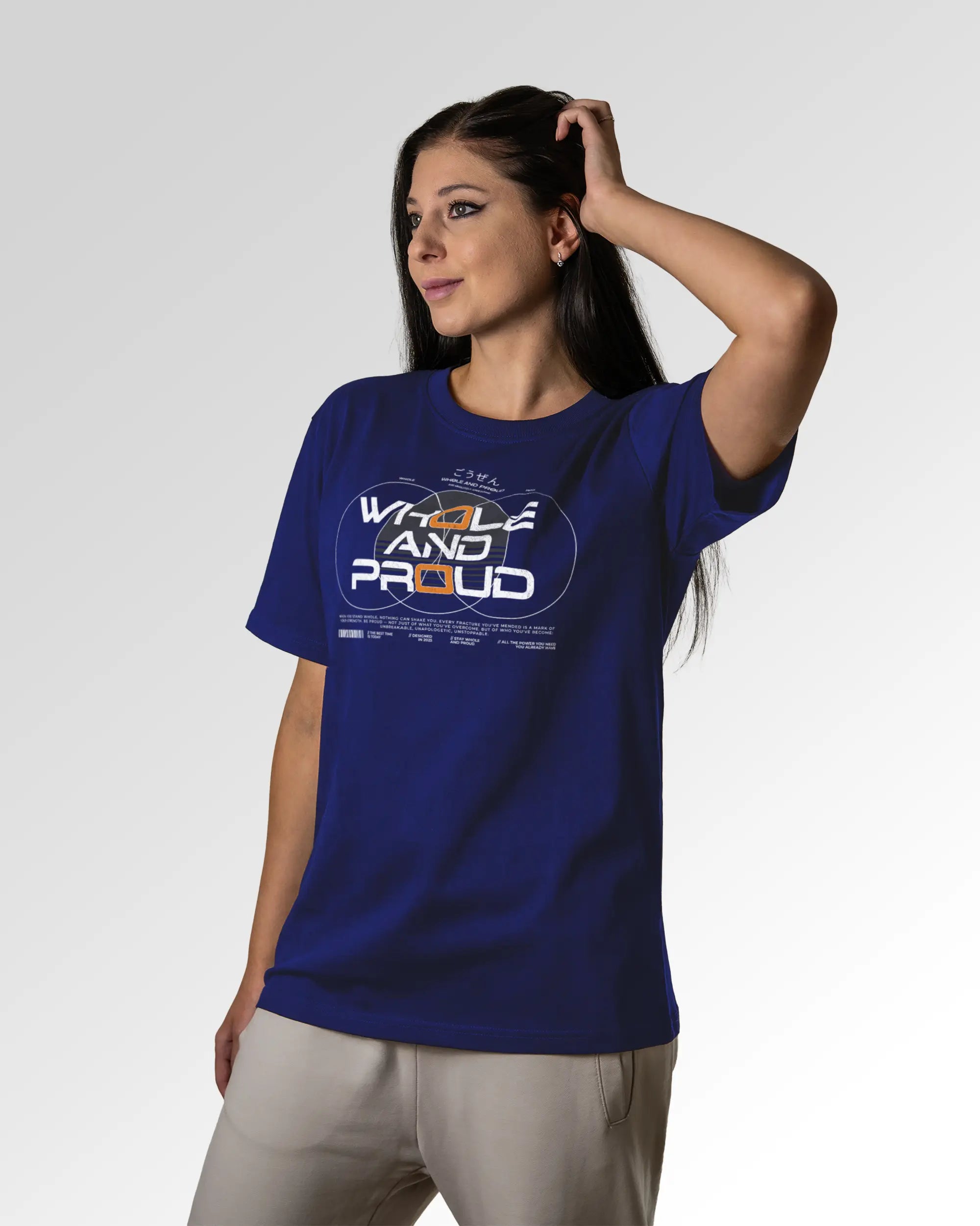 Weiblicher Modelshot der primären Druckseite des Organic Unisex T-Shirts von Maondo im Relaxed Fit mit dem Design Whole and proud in der Farbe Worker Blue