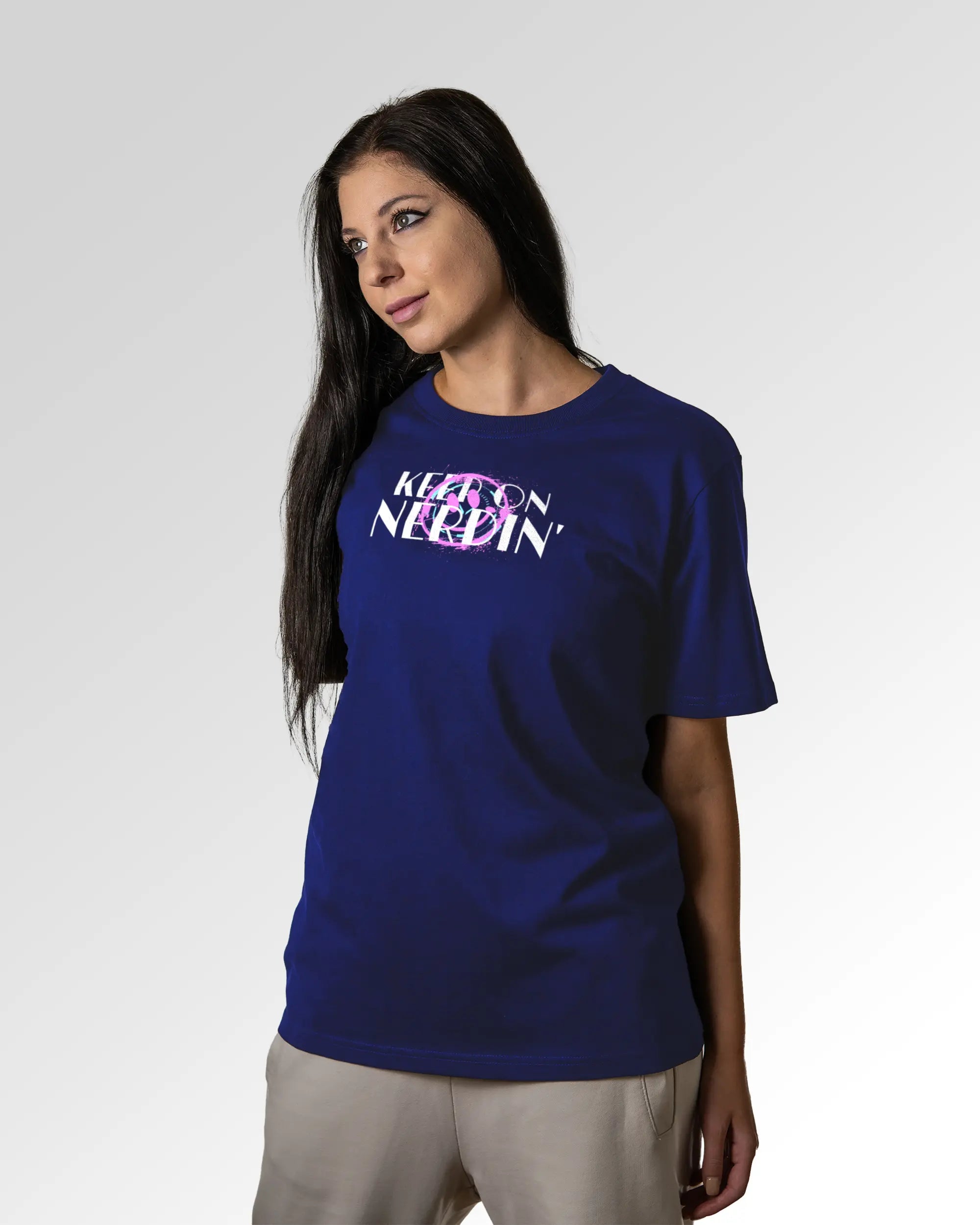 Weiblicher Modelshot der primären Druckseite des Organic Unisex T-Shirts von Maondo im Relaxed Fit mit dem Design Nerd Engine in der Farbe Worker Blue