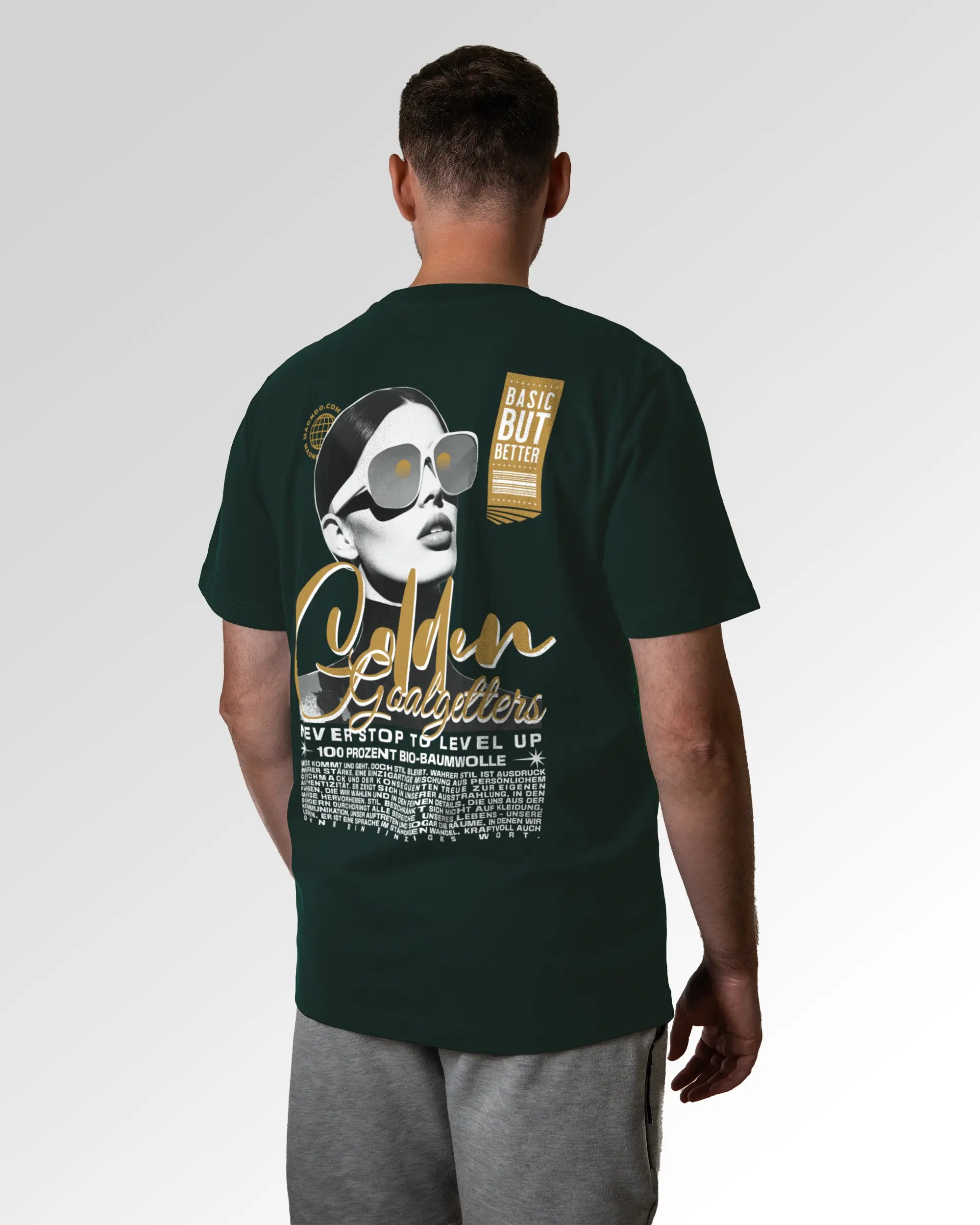 Männlicher Modelshot der sekundären Druckseite des Organic Unisex T-Shirts von Maondo im Relaxed Fit mit dem Design Golden Goalgetters in der Farbe Glazed Green