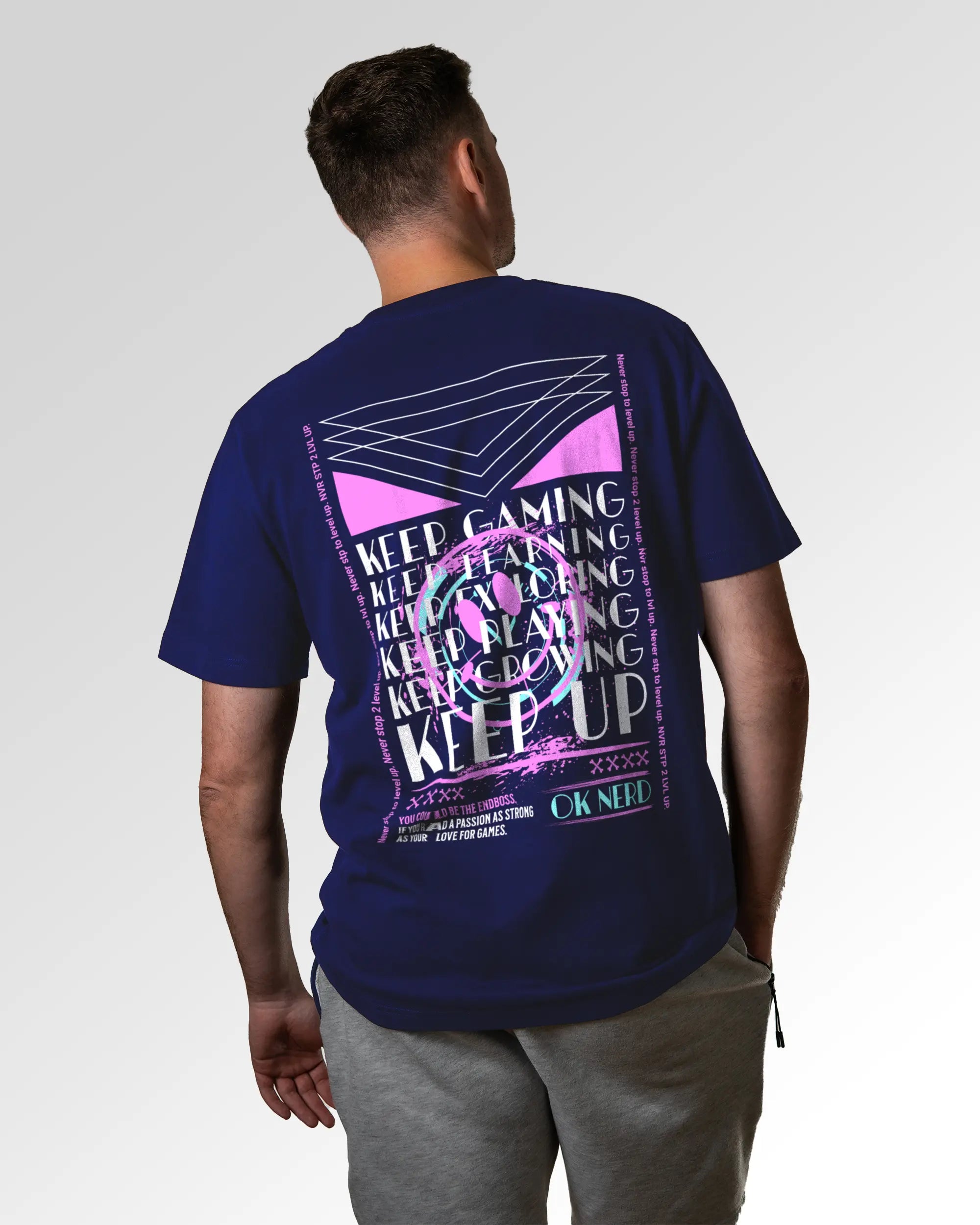 Männlicher Modelshot der sekundären Druckseite des Organic Unisex T-Shirts von Maondo im Relaxed Fit mit dem Design Nerd Engine in der Farbe Worker Blue