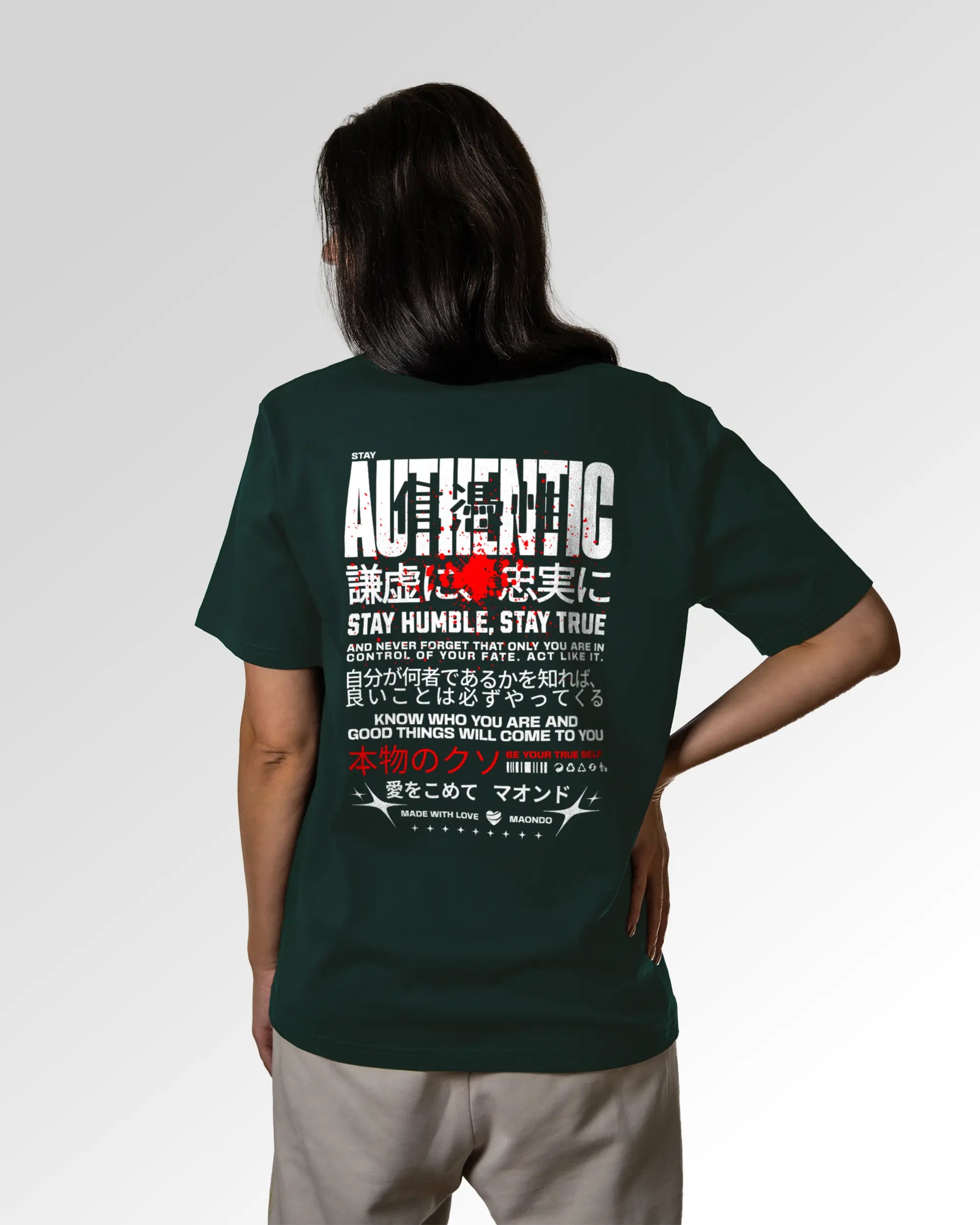 Weiblicher Modelshot der sekundären Druckseite des Organic Unisex T-Shirts von Maondo im Relaxed Fit mit dem Design Authentic Shit in der Farbe Glazed Green