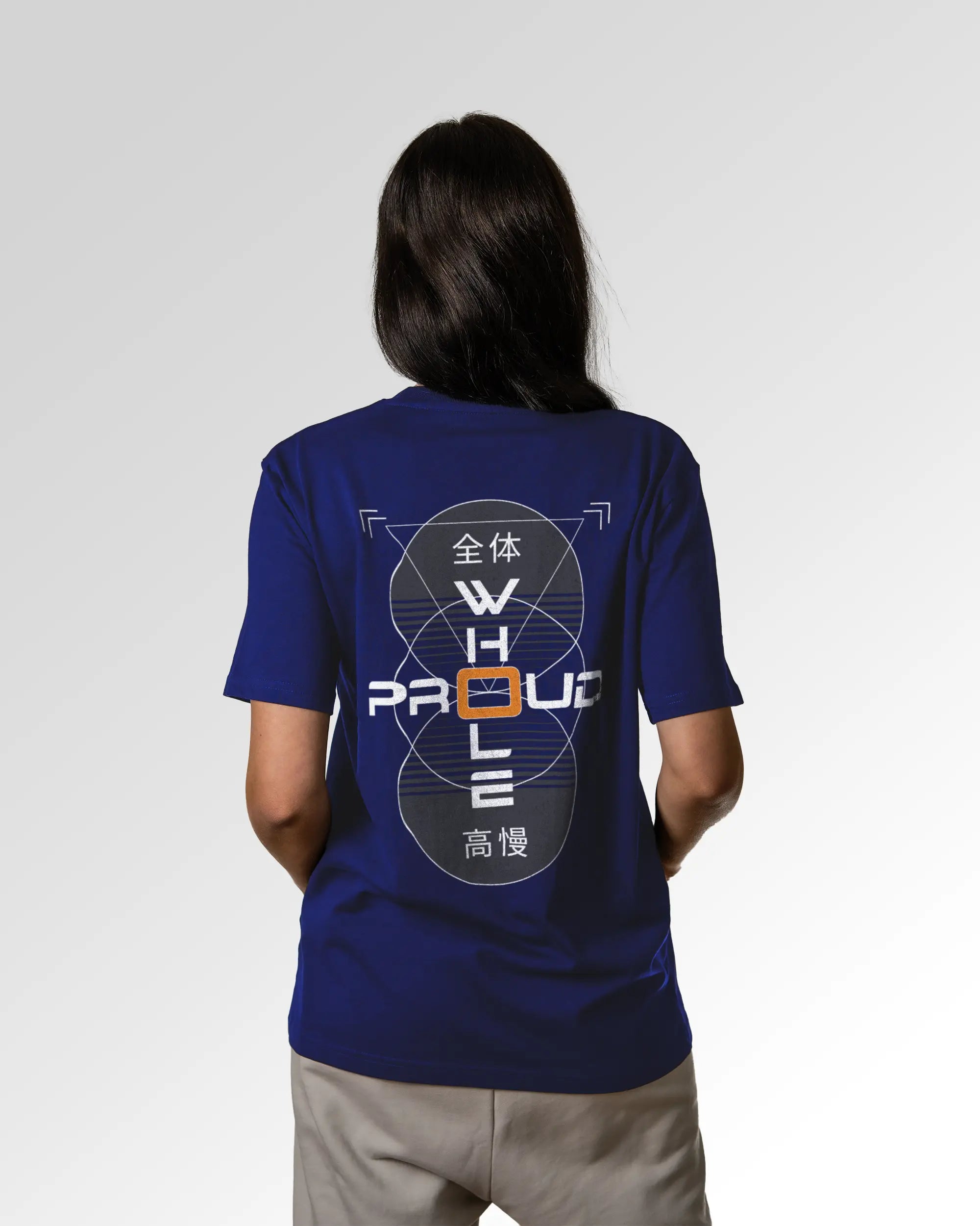 Weiblicher Modelshot der sekundären Druckseite des Organic Unisex T-Shirts von Maondo im Relaxed Fit mit dem Design Whole and proud in der Farbe Worker Blue