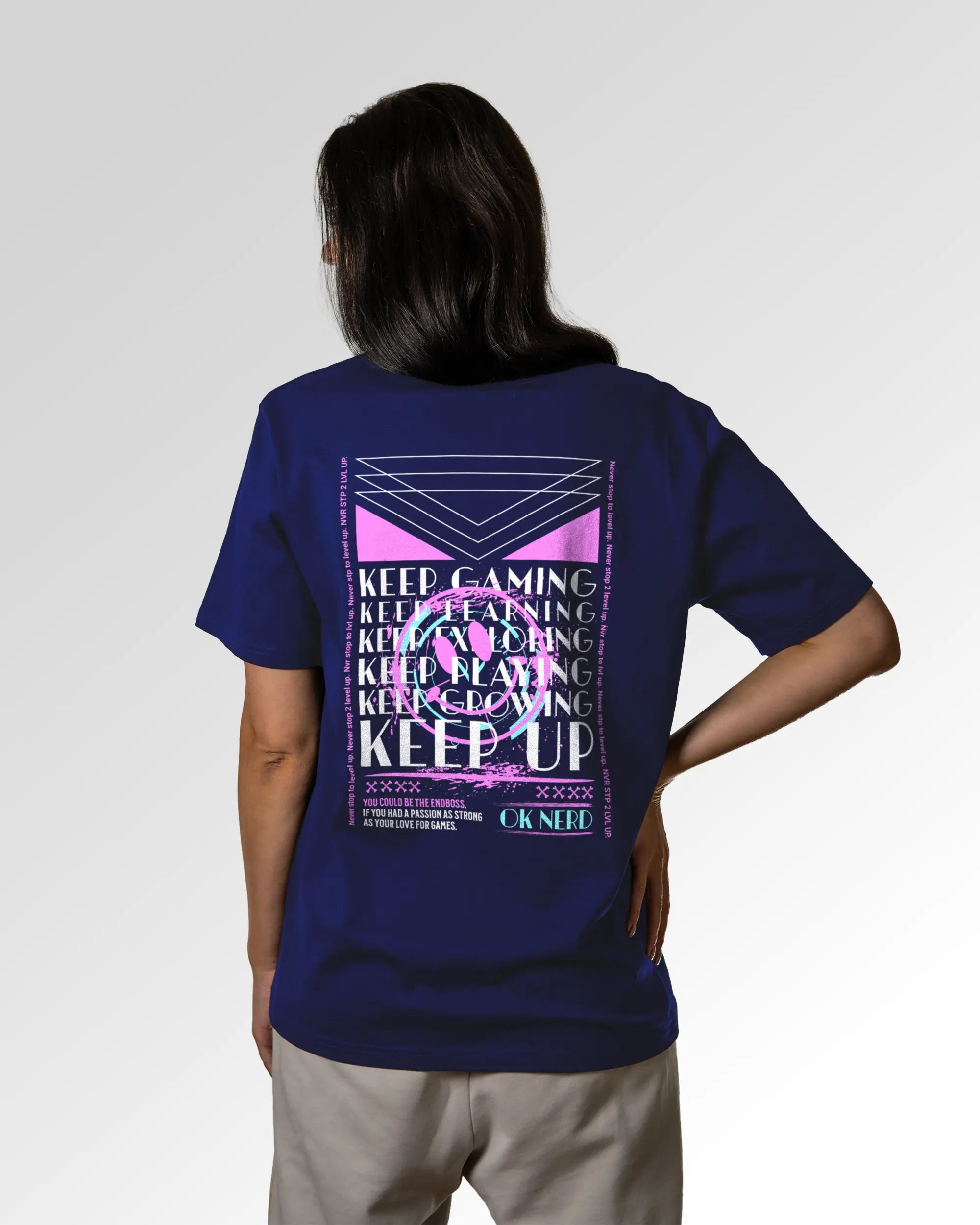 Weiblicher Modelshot der sekundären Druckseite des Organic Unisex T-Shirts von Maondo im Relaxed Fit mit dem Design Nerd Engine in der Farbe Worker Blue