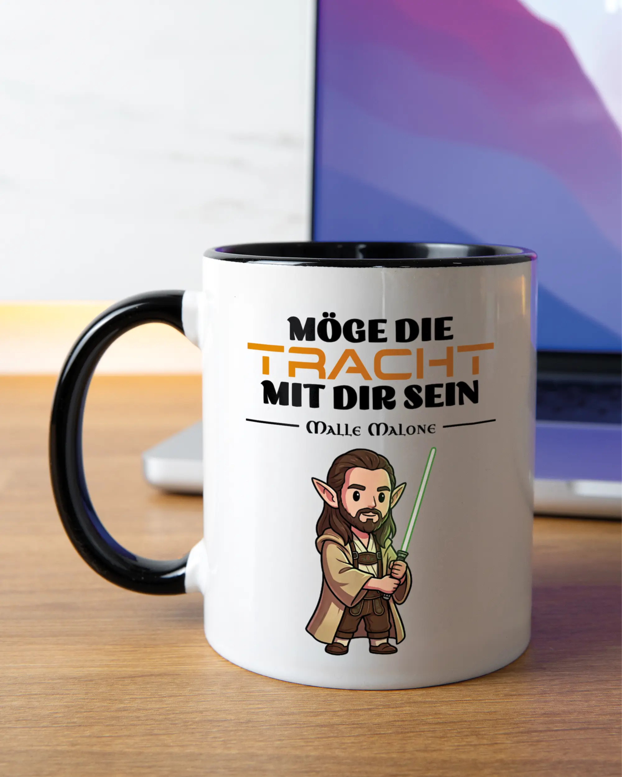 Homeoffice Aufnahme der linken Seite der beidseitig bedruckten Keramiktasse von Maondo mit dem Design Tracht mit dir in der Farbe Duotone