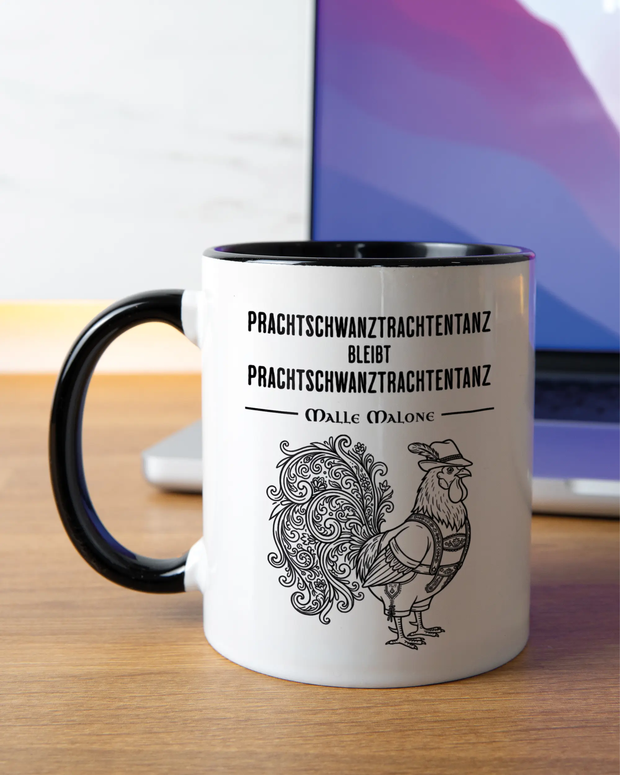 Homeoffice Aufnahme der linken Seite der beidseitig bedruckten Keramiktasse von Maondo mit dem Design Trachtentanz in der Farbe Duotone