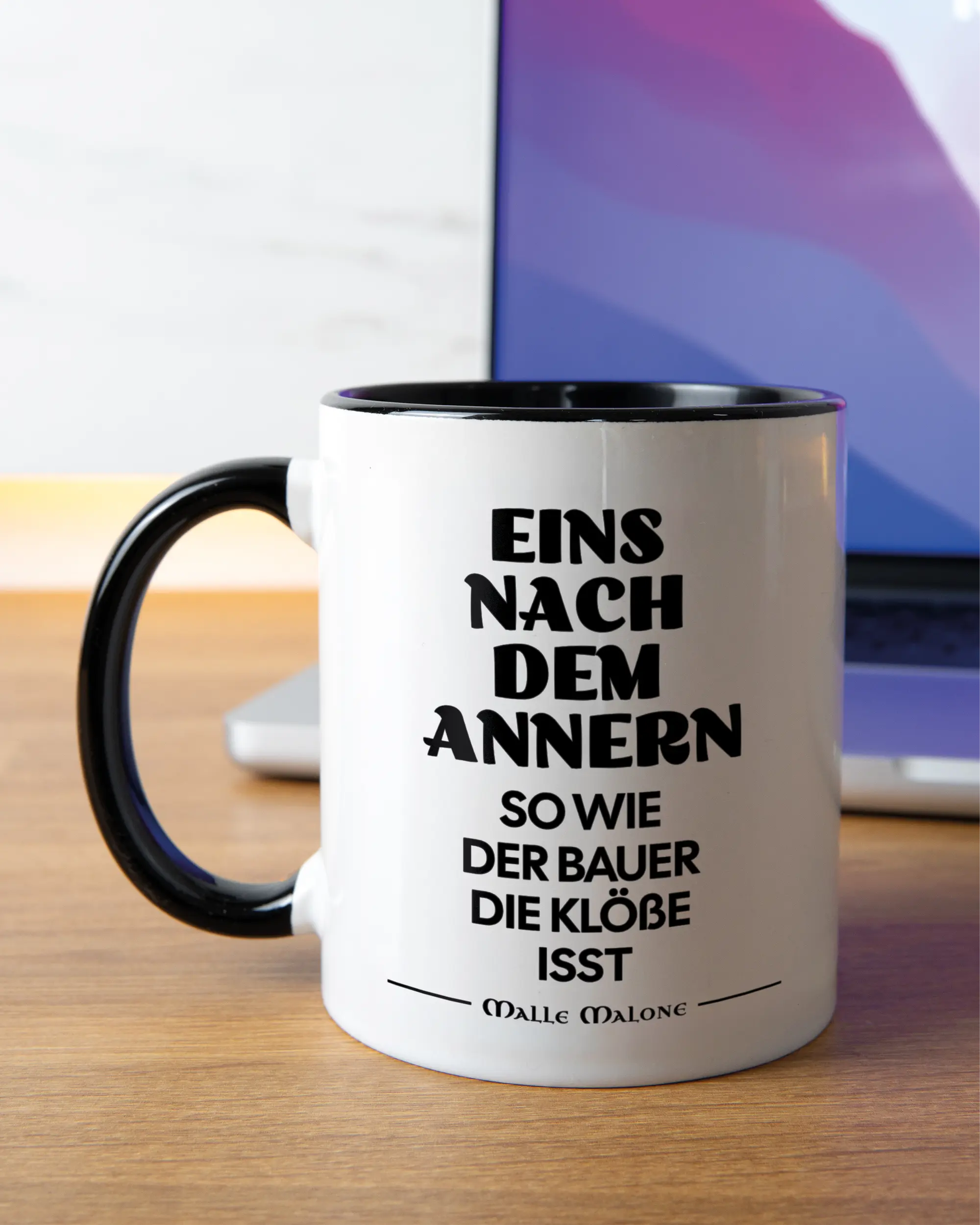 Homeoffice Aufnahme der linken Seite der beidseitig bedruckten Keramiktasse von Maondo mit dem Design Eins nach dem Annern in der Farbe Duotone