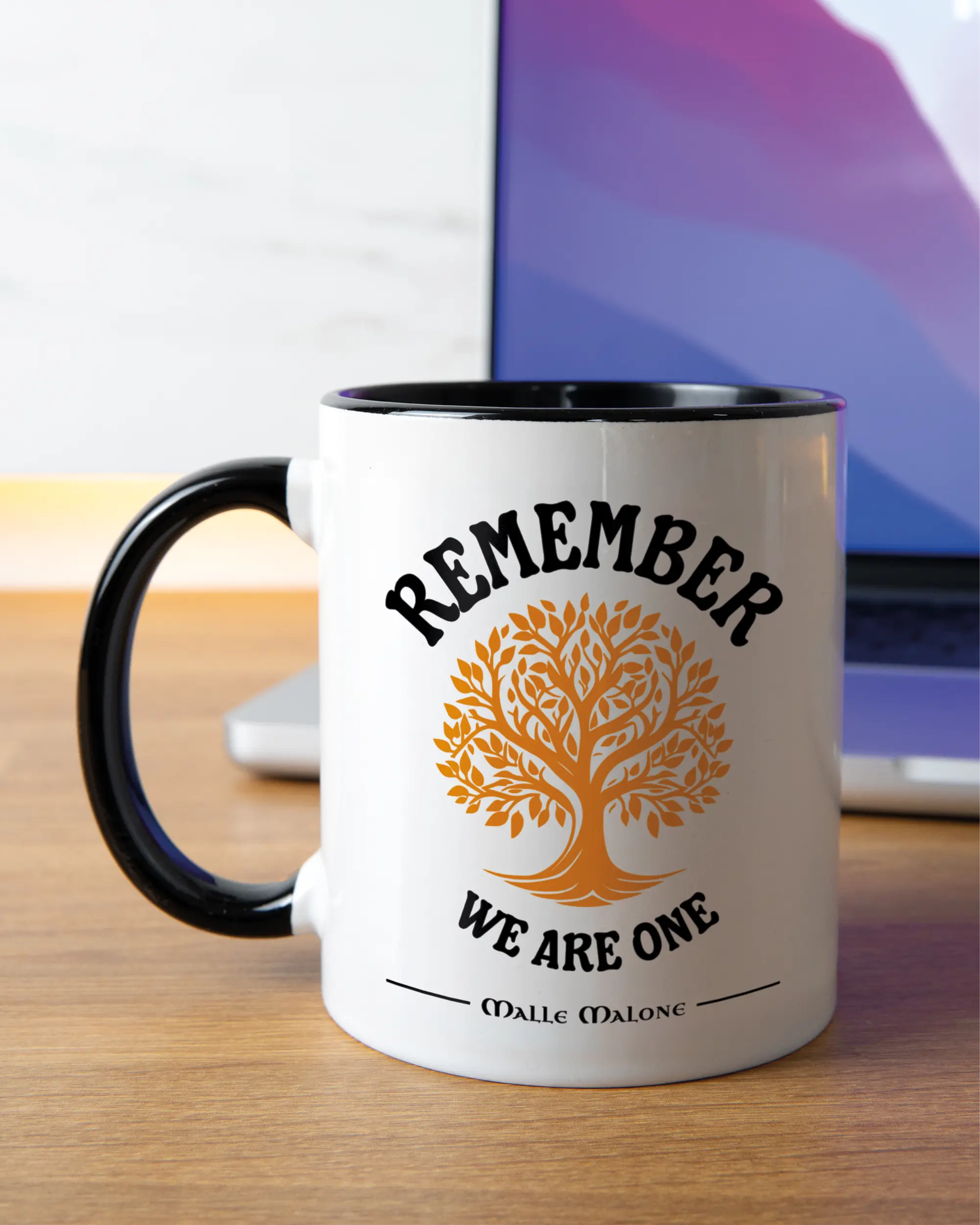 Homeoffice Aufnahme der linken Seite der beidseitig bedruckten Keramiktasse von Maondo mit dem Design We are one in der Farbe Duotone