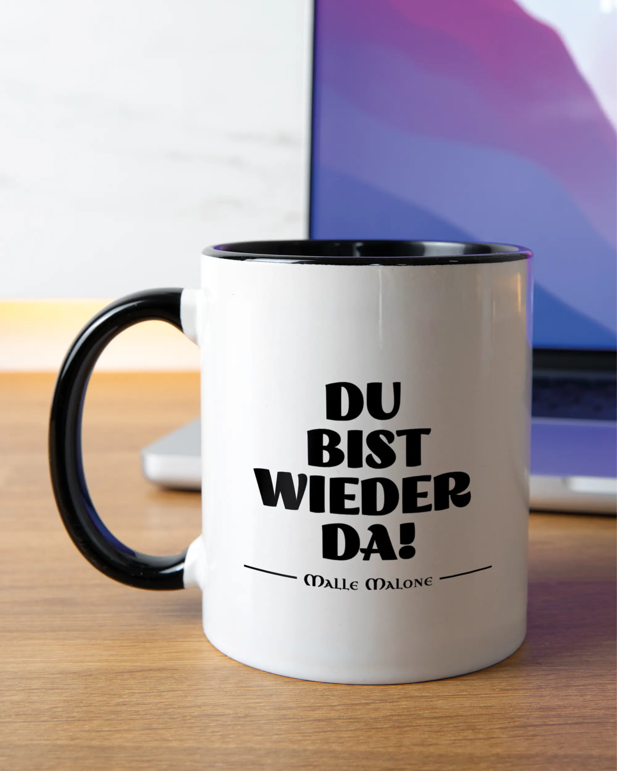 Homeoffice Aufnahme der linken Seite der beidseitig bedruckten Keramiktasse von Maondo mit dem Design Wieder da in der Farbe Duotone