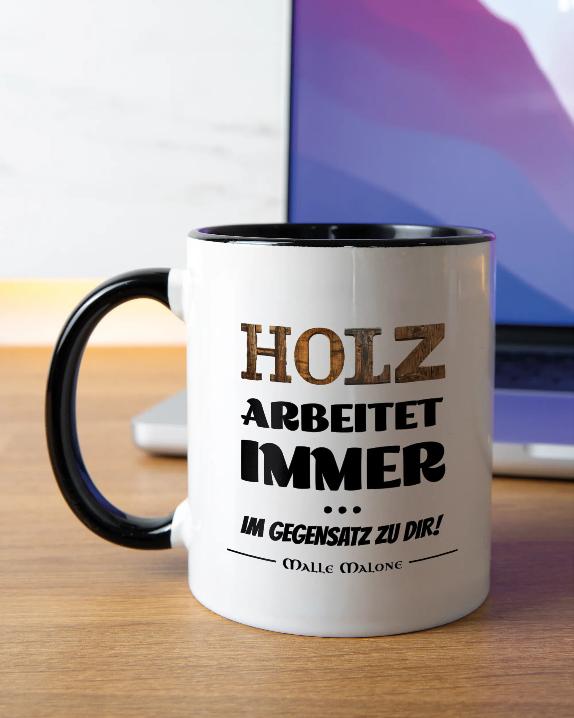 Homeoffice Aufnahme der linken Seite der beidseitig bedruckten Keramiktasse von Maondo mit dem Design Holzarbeit in der Farbe Duotone