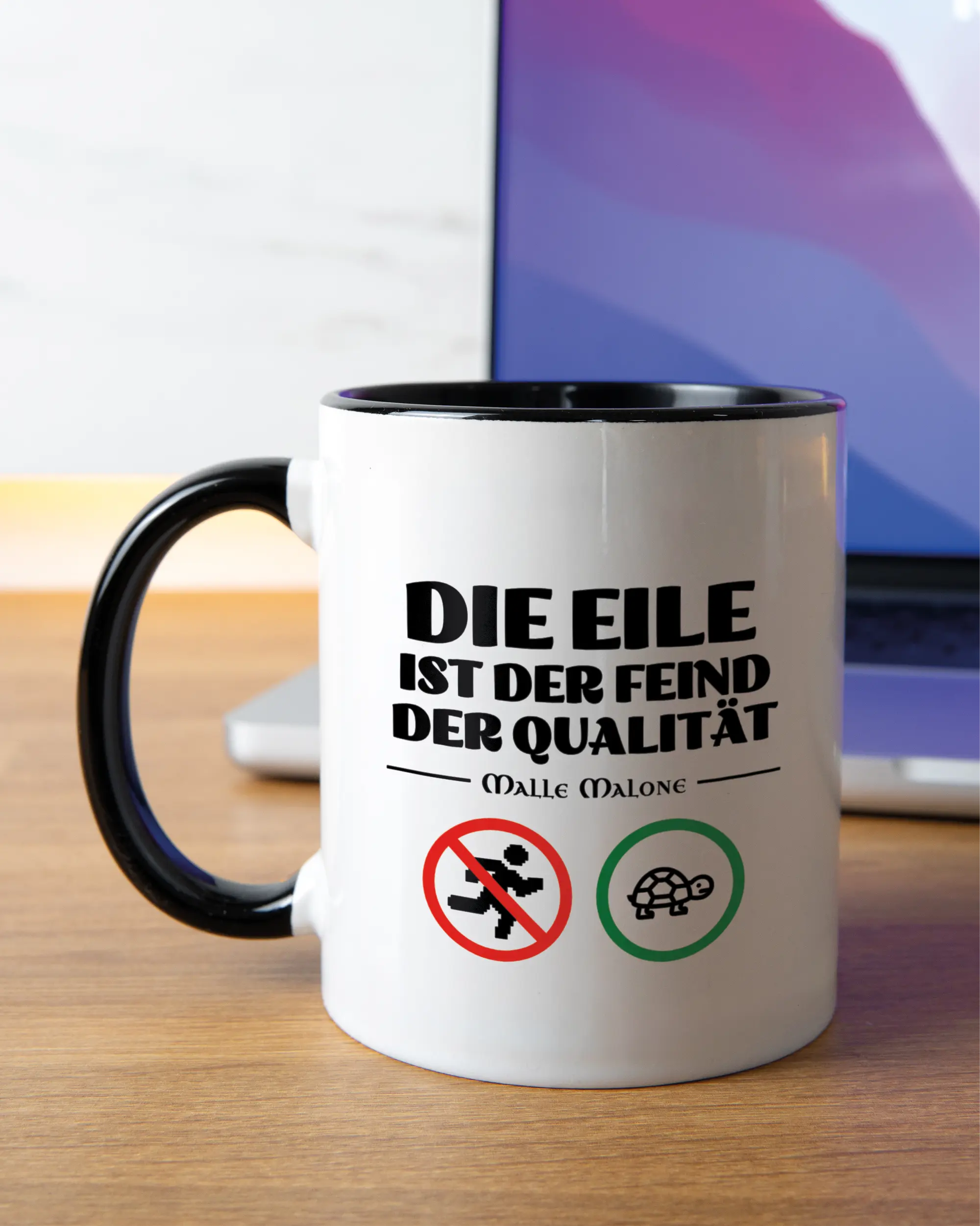 Homeoffice Aufnahme der linken Seite der beidseitig bedruckten Keramiktasse von Maondo mit dem Design Keine Eile in der Farbe Duotone