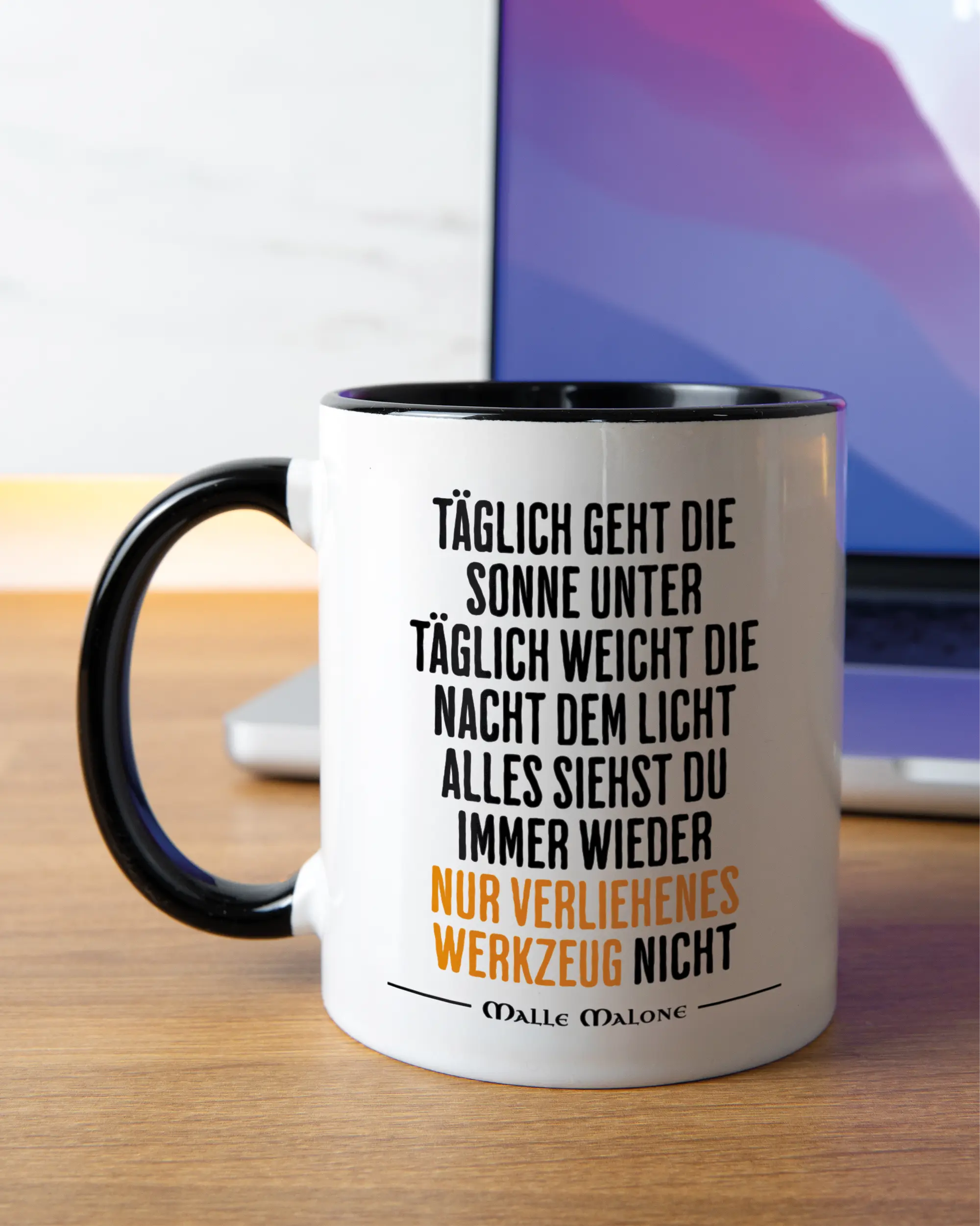 Homeoffice Aufnahme der linken Seite der beidseitig bedruckten Keramiktasse von Maondo mit dem Design Wegzeug in der Farbe Duotone