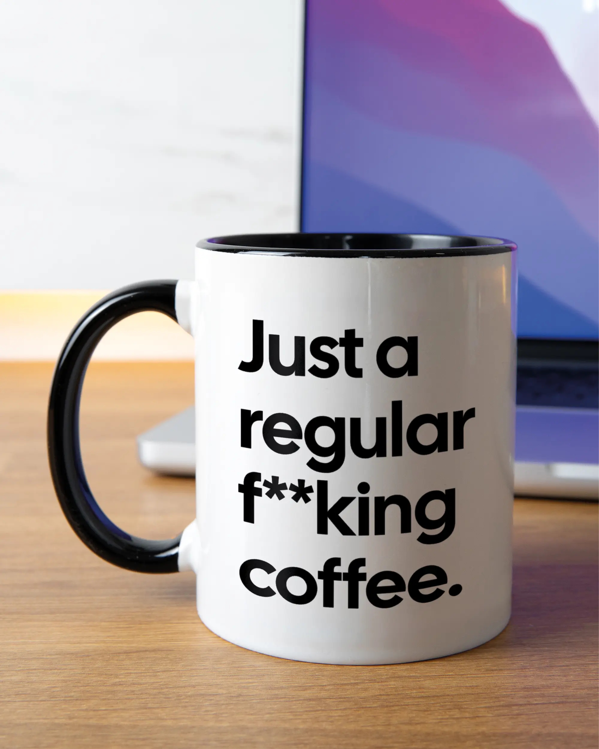 Homeoffice Aufnahme der linken Seite der beidseitig bedruckten Keramiktasse von Maondo mit dem Design Regular Coffee in der Farbe Duotone