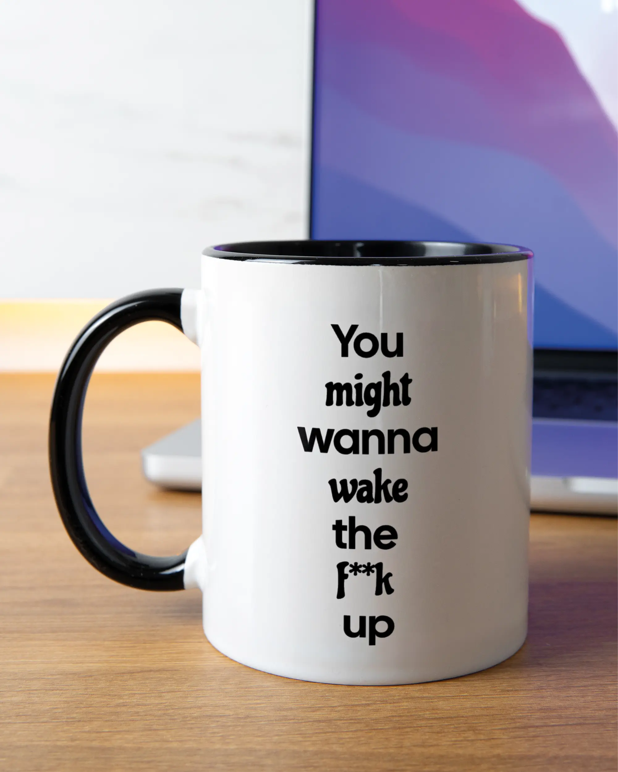 Homeoffice Aufnahme der linken Seite der beidseitig bedruckten Keramiktasse von Maondo mit dem Design Wanna Wake in der Farbe Duotone