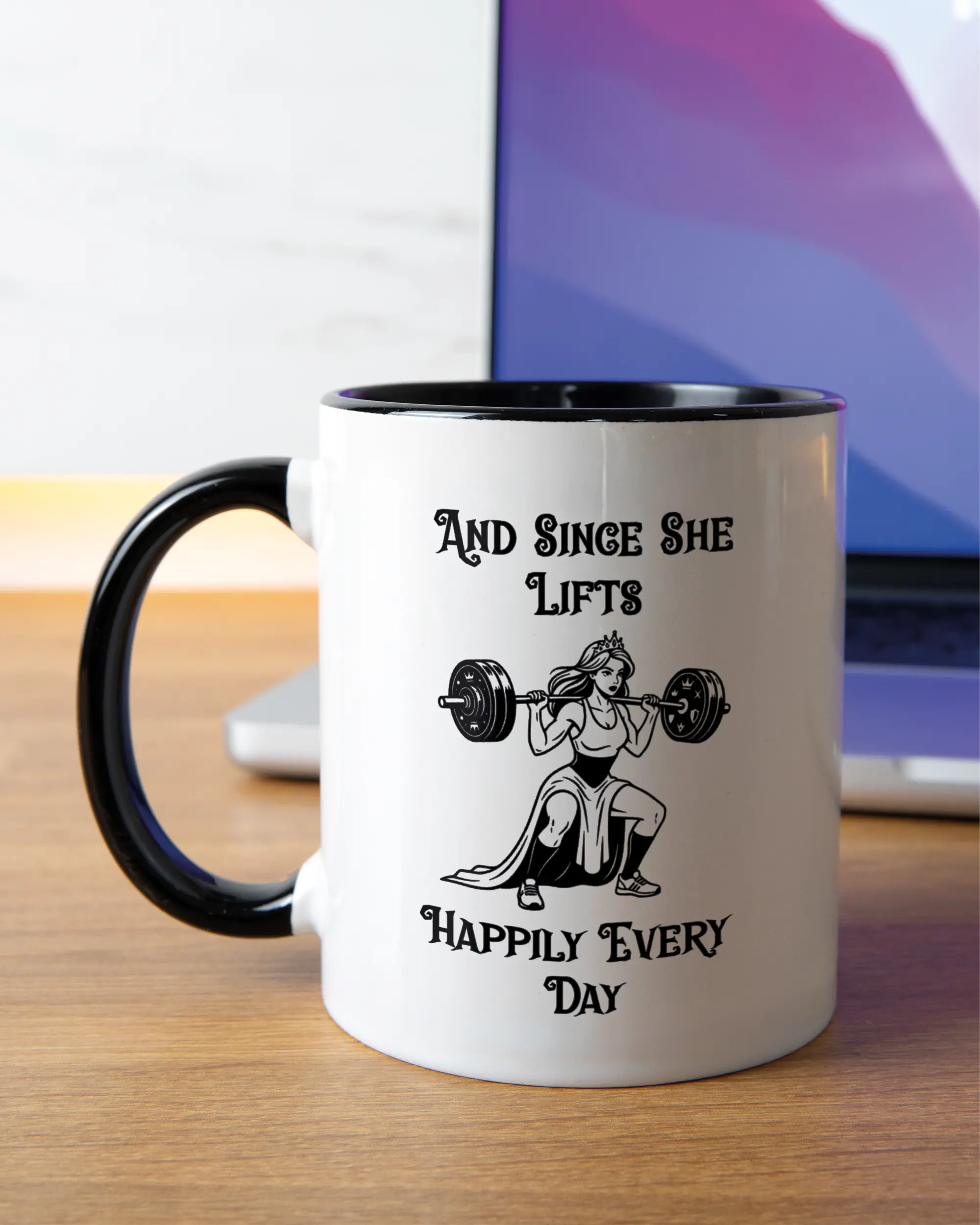 Homeoffice Aufnahme der linken Seite der beidseitig bedruckten Keramiktasse von Maondo mit dem Design Princess Lift in der Farbe Duotone