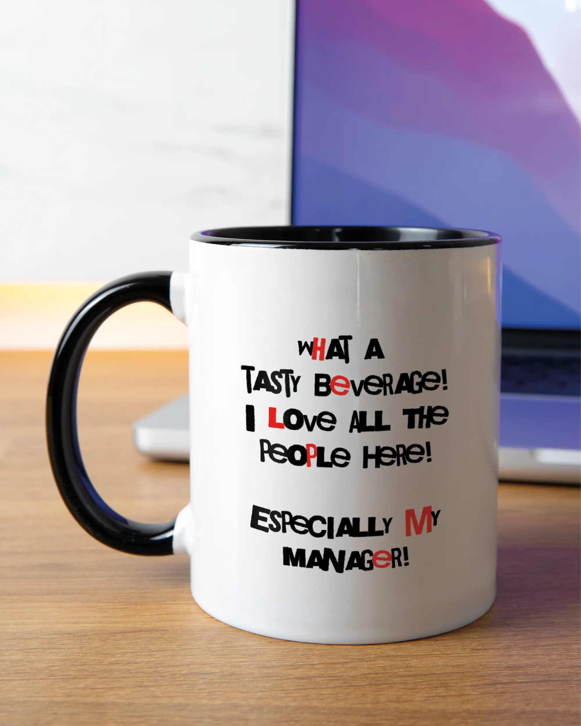 Homeoffice Aufnahme der linken Seite der beidseitig bedruckten Keramiktasse von Maondo mit dem Design Help me in der Farbe Duotone