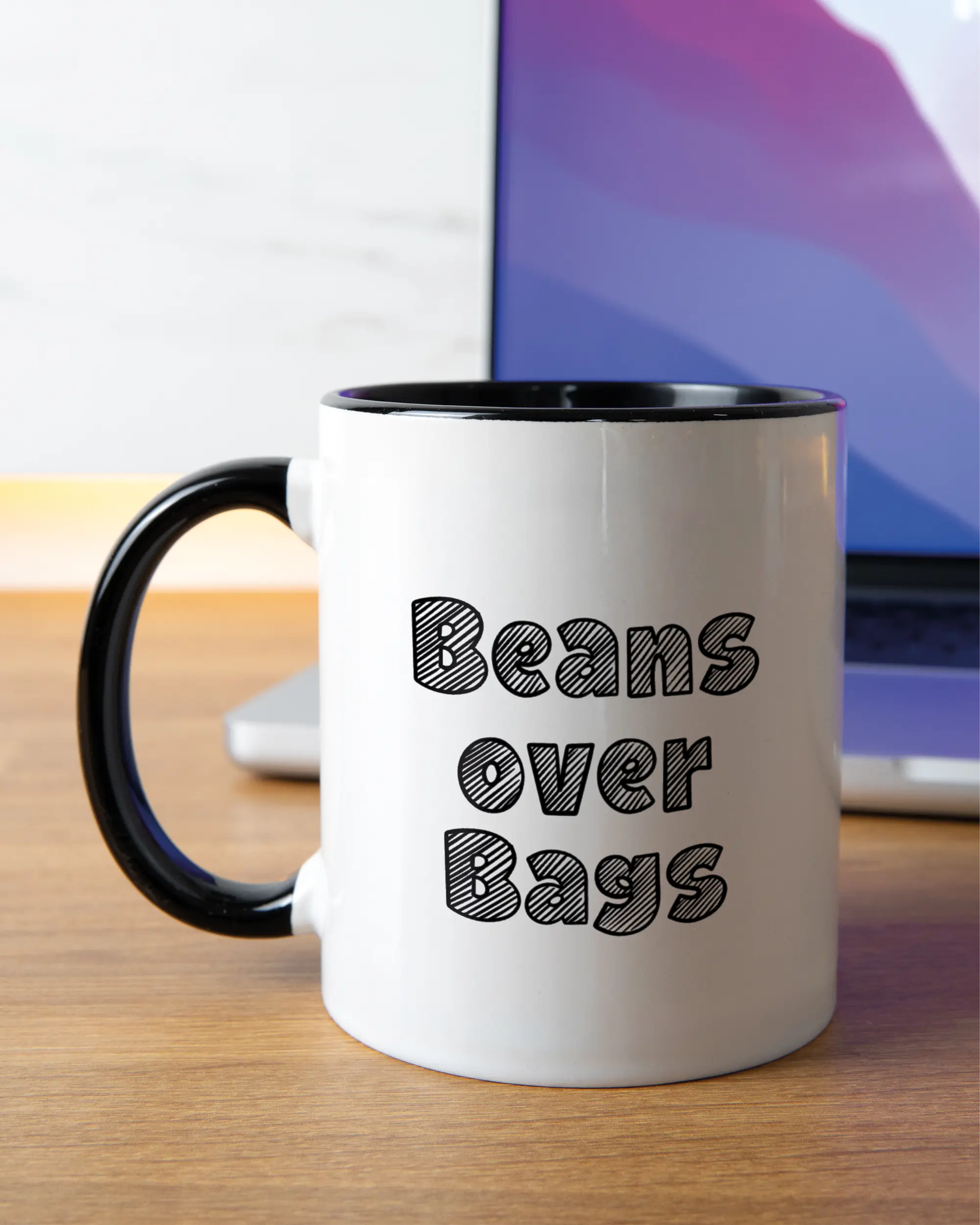 Homeoffice Aufnahme der linken Seite der beidseitig bedruckten Keramiktasse von Maondo mit dem Design Beans over Bags in der Farbe Duotone