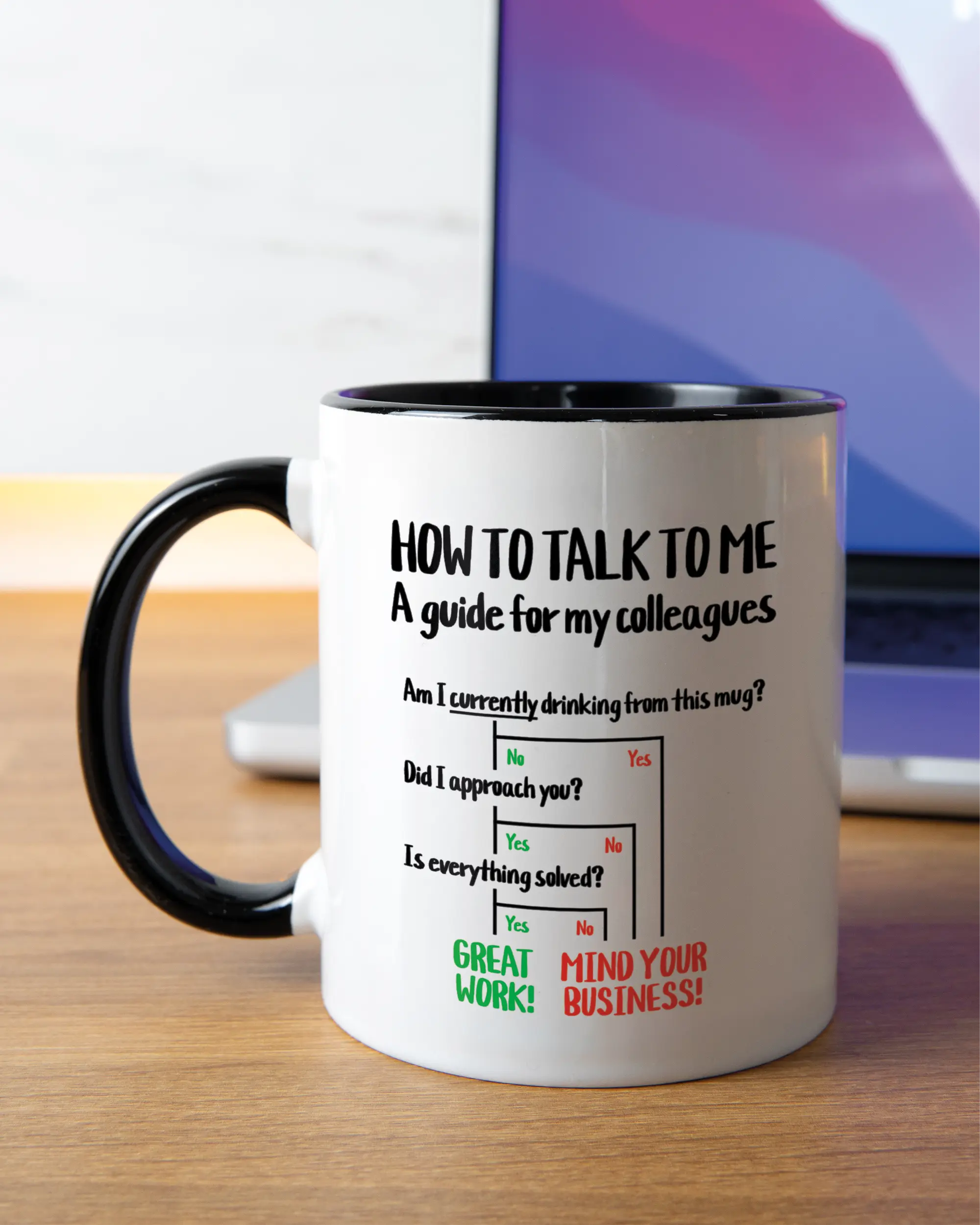 Homeoffice Aufnahme der linken Seite der beidseitig bedruckten Keramiktasse von Maondo mit dem Design Colleagues Guide in der Farbe Duotone