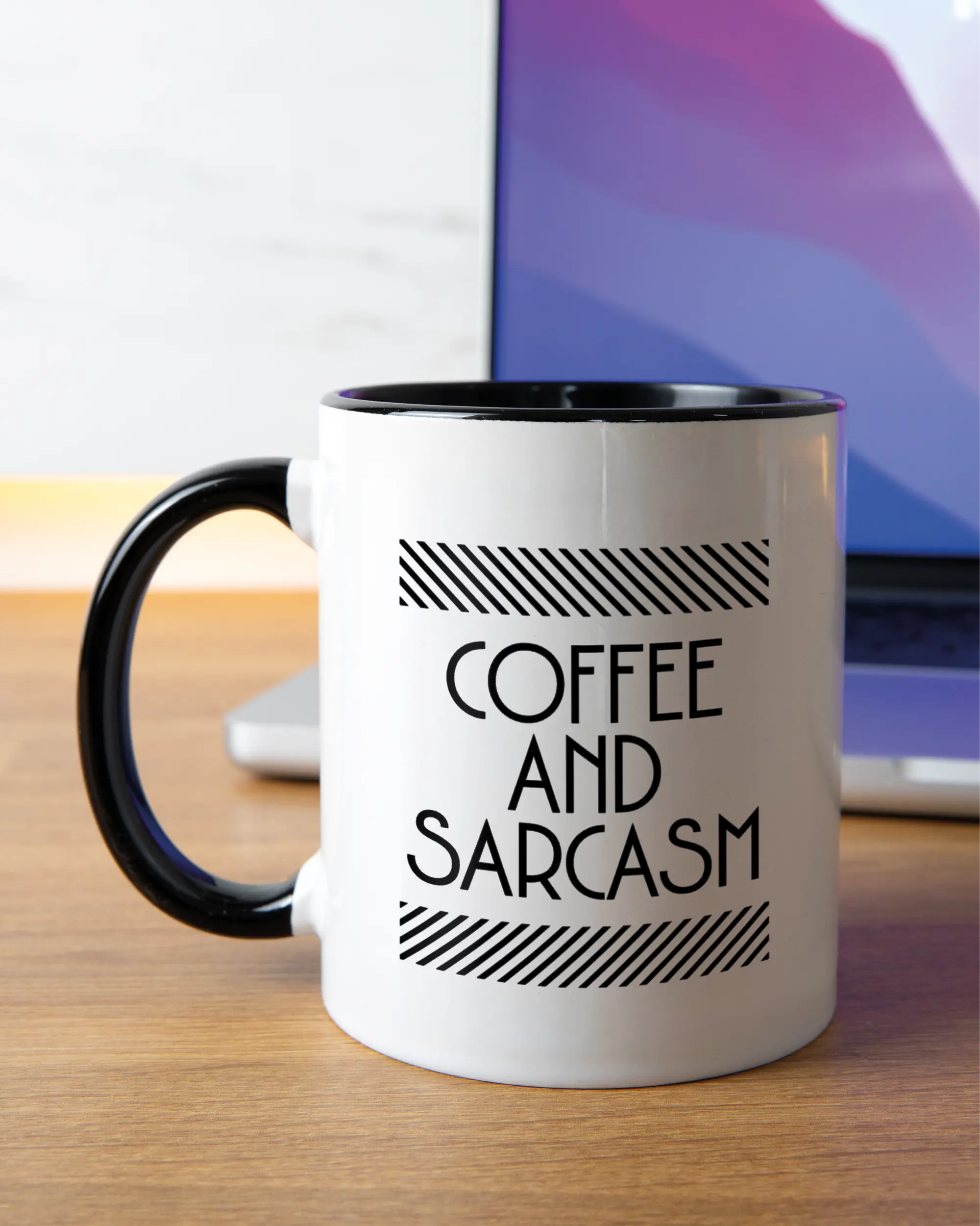 Homeoffice Aufnahme der linken Seite der beidseitig bedruckten Keramiktasse von Maondo mit dem Design Sarcastic Cup in der Farbe Duotone