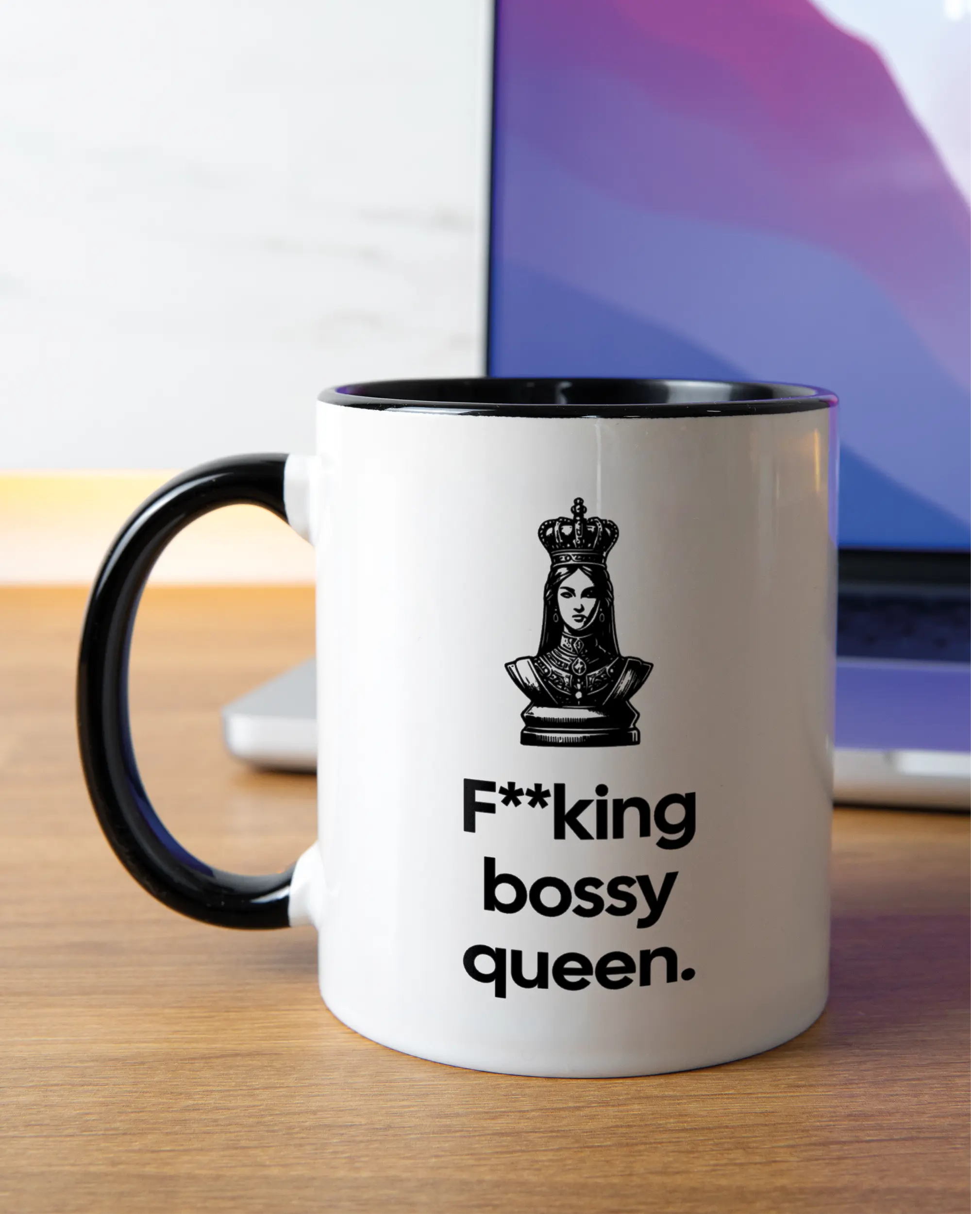 Homeoffice Aufnahme der linken Seite der beidseitig bedruckten Keramiktasse von Maondo mit dem Design Bossy Queen in der Farbe Duotone