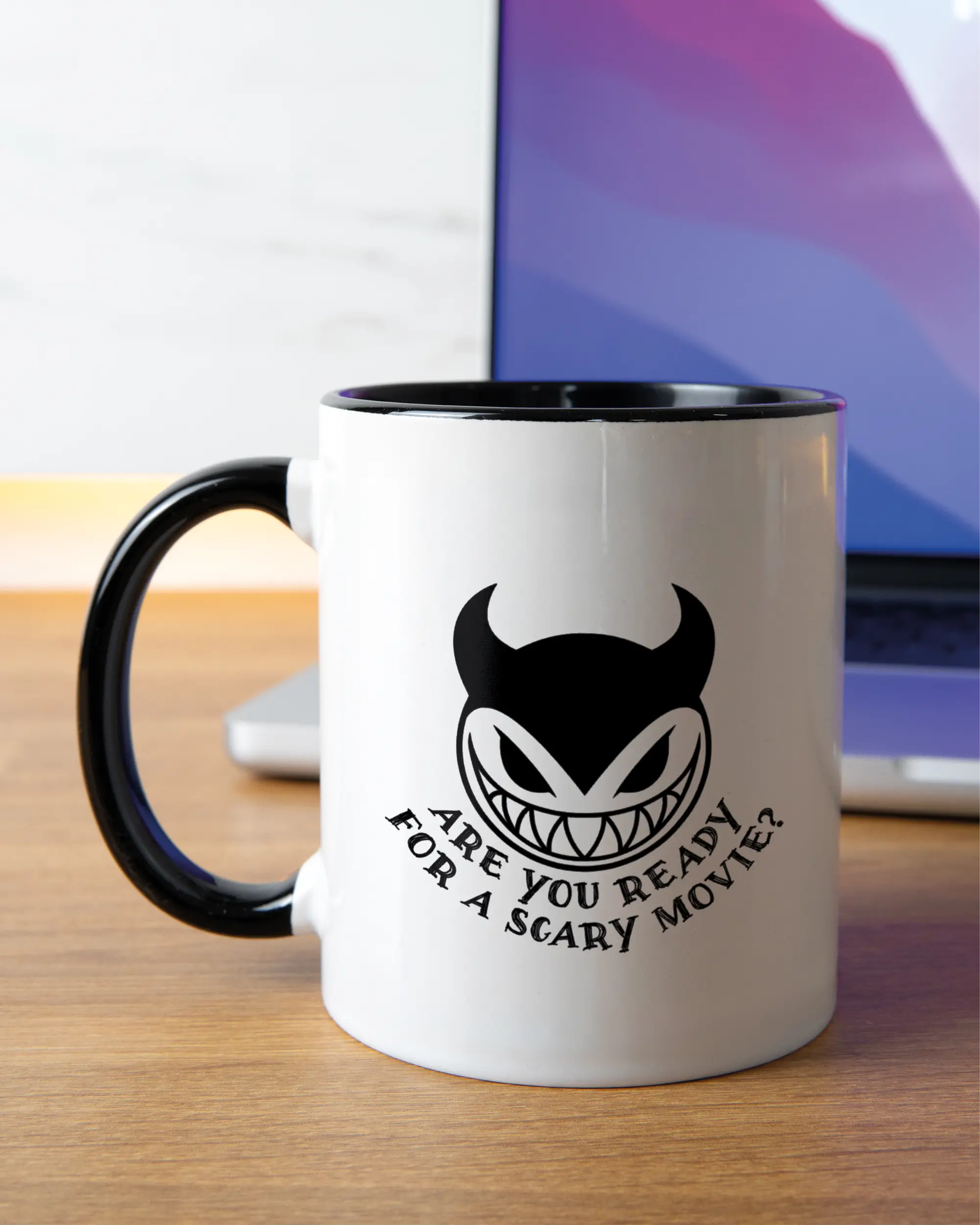 Homeoffice Aufnahme der linken Seite der beidseitig bedruckten Keramiktasse von Maondo mit dem Design Scary Movie in der Farbe Duotone