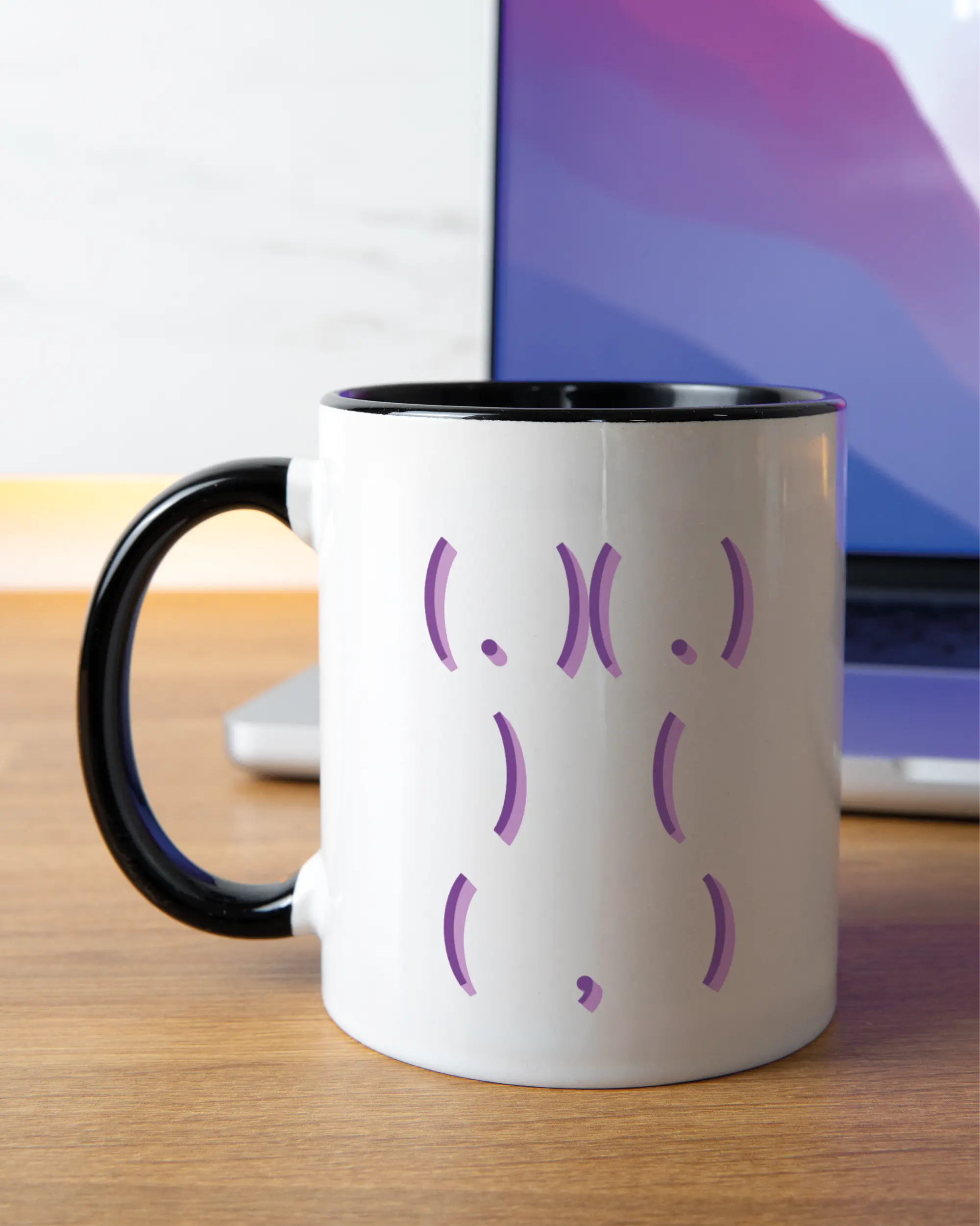 Homeoffice Aufnahme der linken Seite der beidseitig bedruckten Keramiktasse von Maondo mit dem Design Body Language in der Farbe Duotone