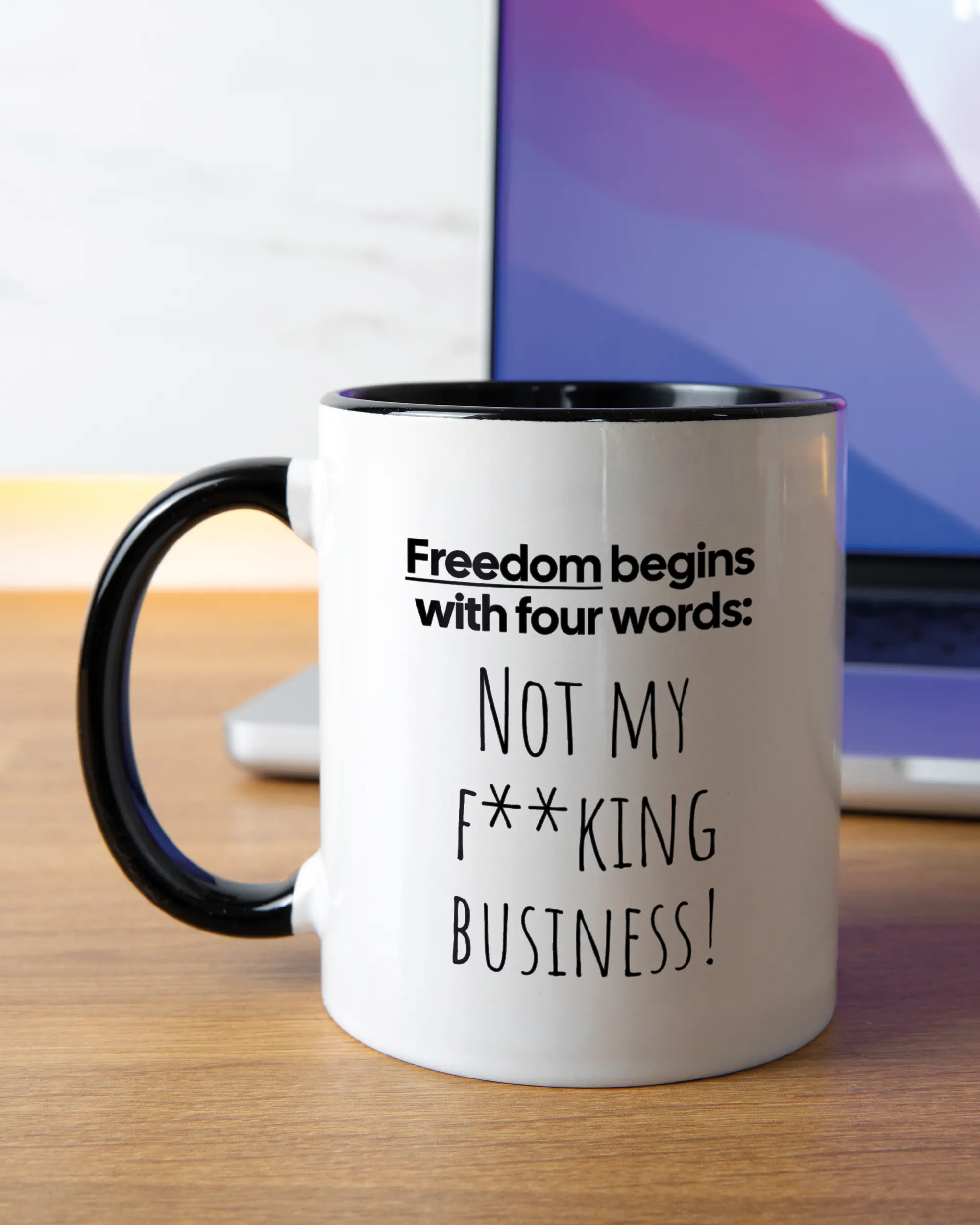 Homeoffice Aufnahme der linken Seite der beidseitig bedruckten Keramiktasse von Maondo mit dem Design 4 Freedom in der Farbe Duotone