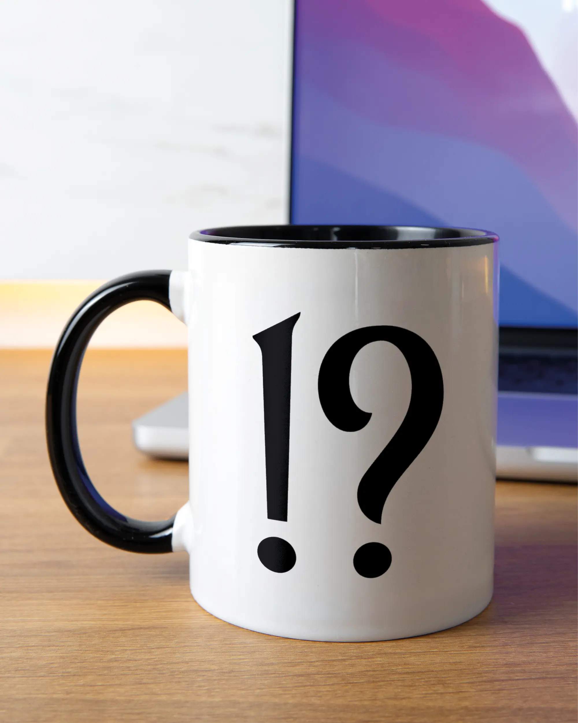 Homeoffice Aufnahme der linken Seite der beidseitig bedruckten Keramiktasse von Maondo mit dem Design WHAT in der Farbe Duotone