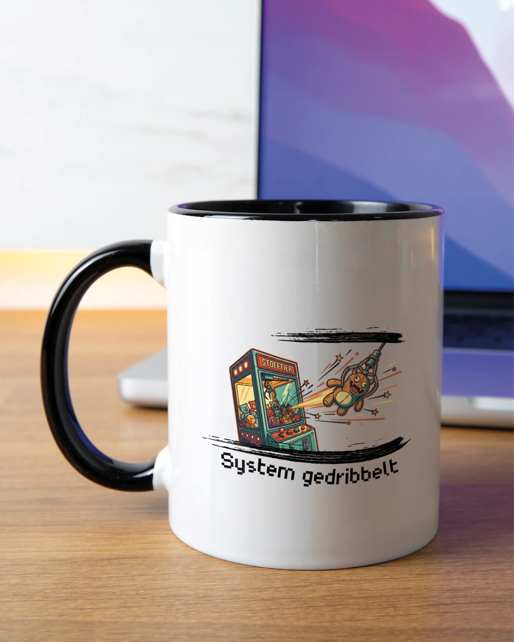 Homeoffice Aufnahme der linken Seite der beidseitig bedruckten Keramiktasse von Maondo mit dem Design System gedribbelt in der Farbe Duotone