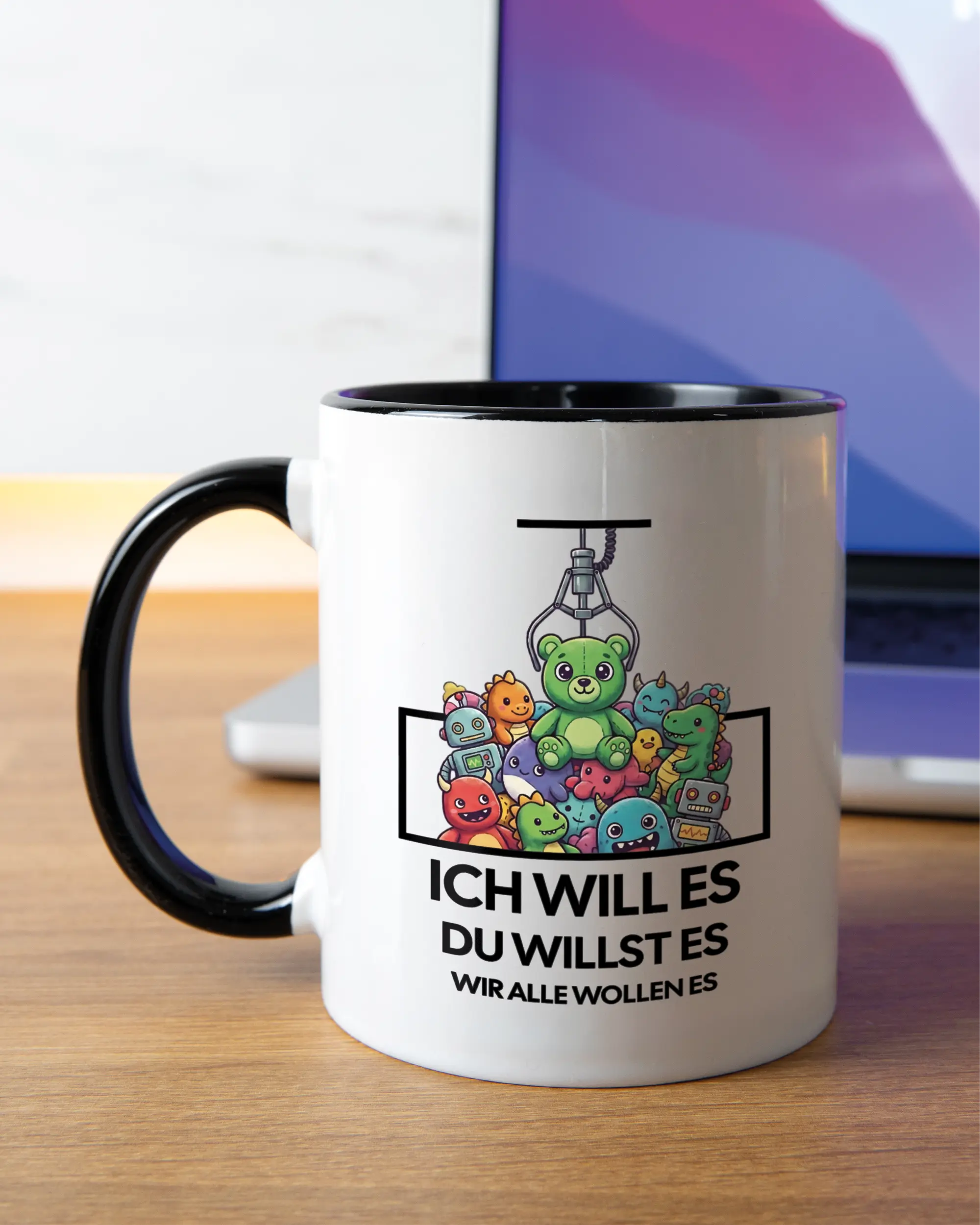 Homeoffice Aufnahme der linken Seite der beidseitig bedruckten Keramiktasse von Maondo mit dem Design Will Stofftier in der Farbe Duotone