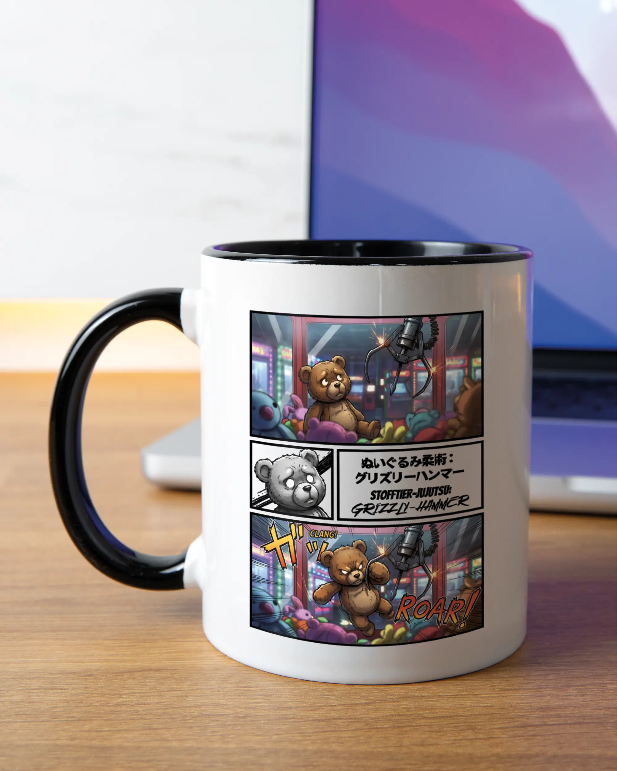 Homeoffice Aufnahme der linken Seite der beidseitig bedruckten Keramiktasse von Maondo mit dem Design Manga Stoff in der Farbe Duotone