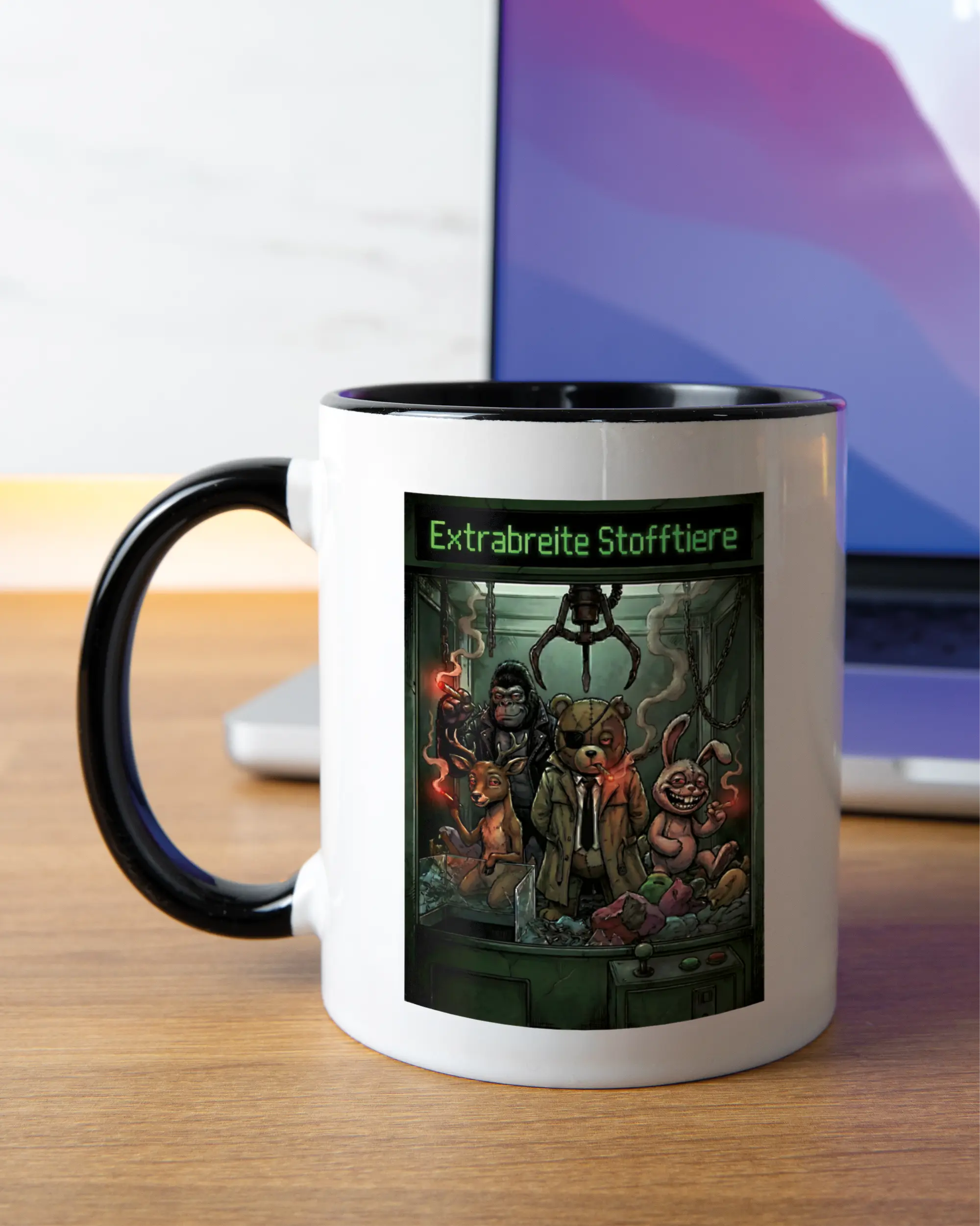 Homeoffice Aufnahme der linken Seite der beidseitig bedruckten Keramiktasse von Maondo mit dem Design Extrabreit in der Farbe Duotone