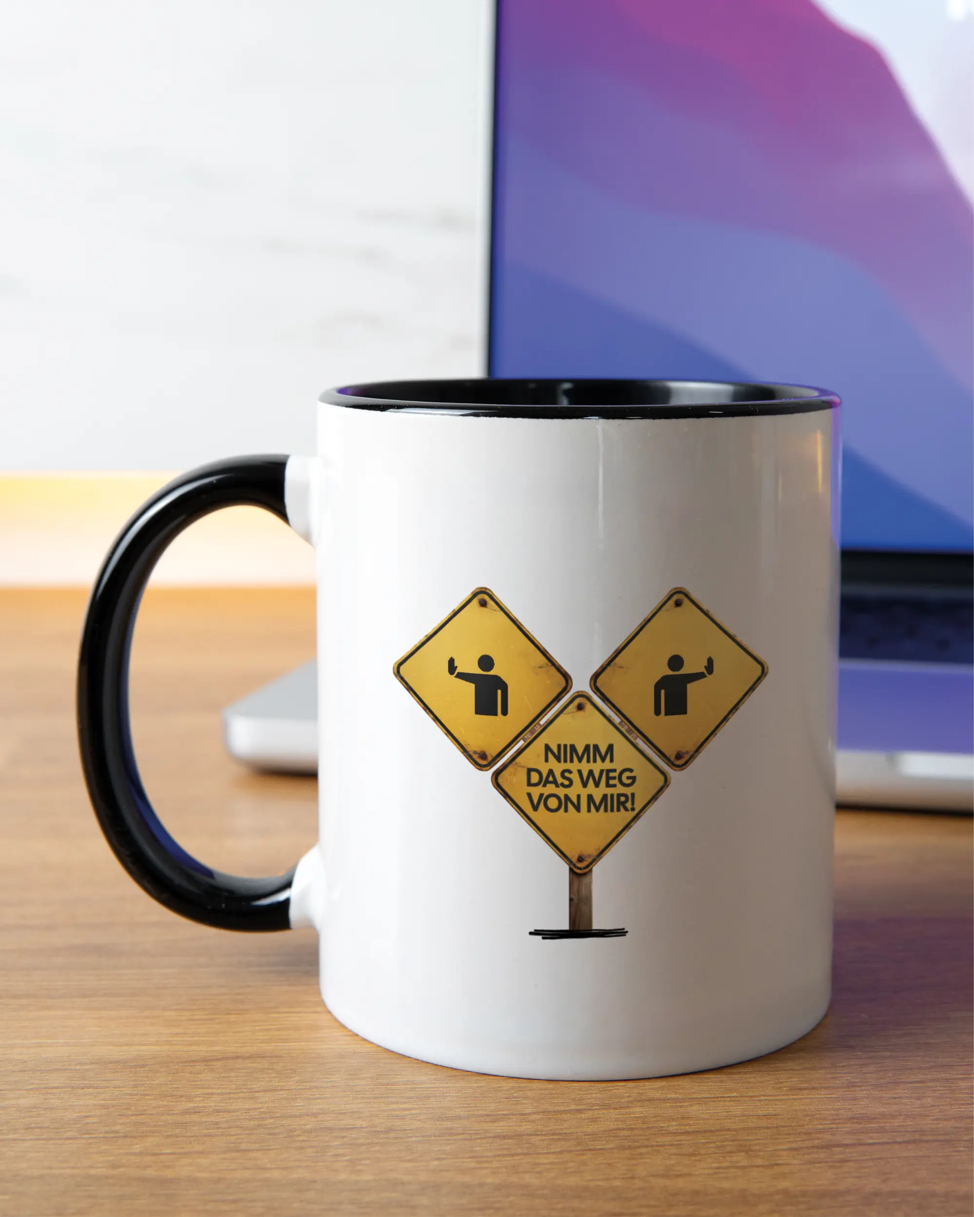 Homeoffice Aufnahme der linken Seite der beidseitig bedruckten Keramiktasse von Maondo mit dem Design Schutzschild in der Farbe Duotone