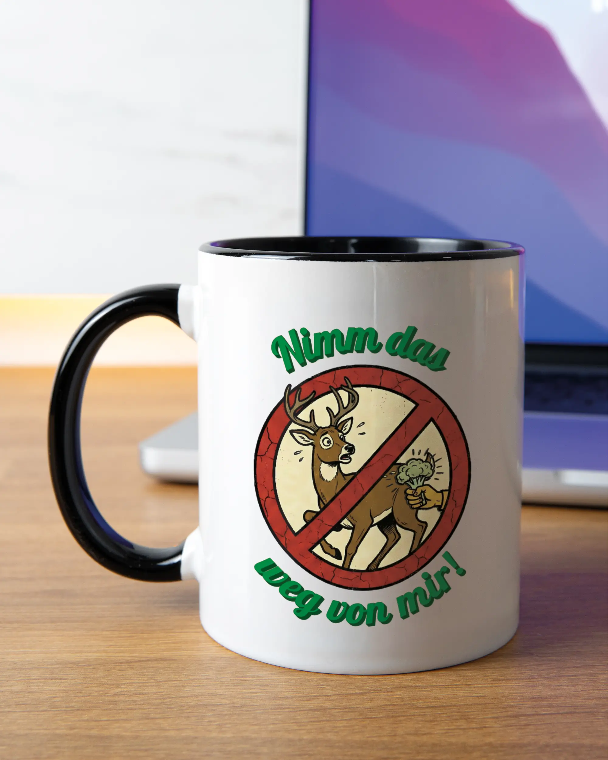 Homeoffice Aufnahme der linken Seite der beidseitig bedruckten Keramiktasse von Maondo mit dem Design Reh weg in der Farbe Duotone