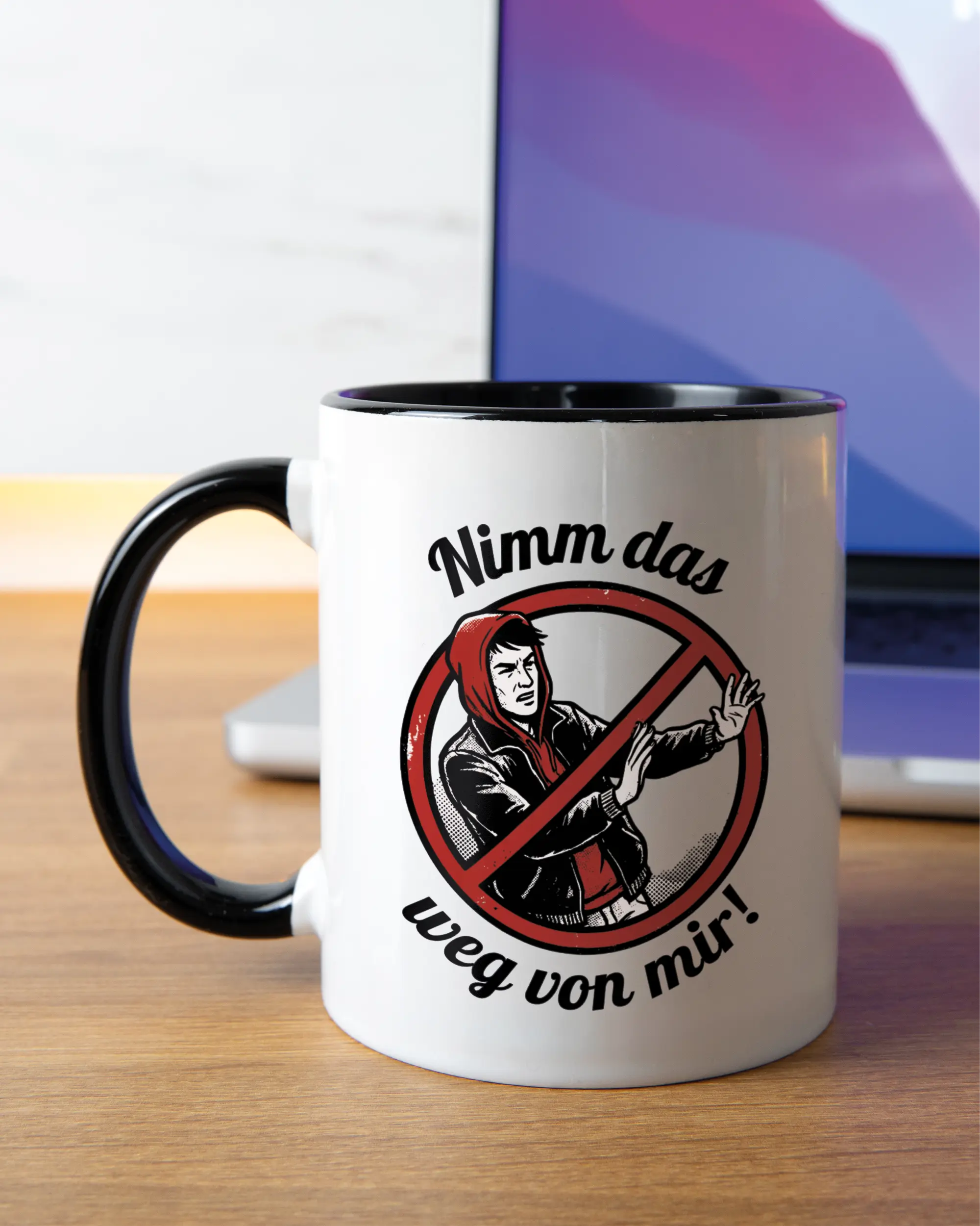 Homeoffice Aufnahme der linken Seite der beidseitig bedruckten Keramiktasse von Maondo mit dem Design Nimm das weg in der Farbe Duotone