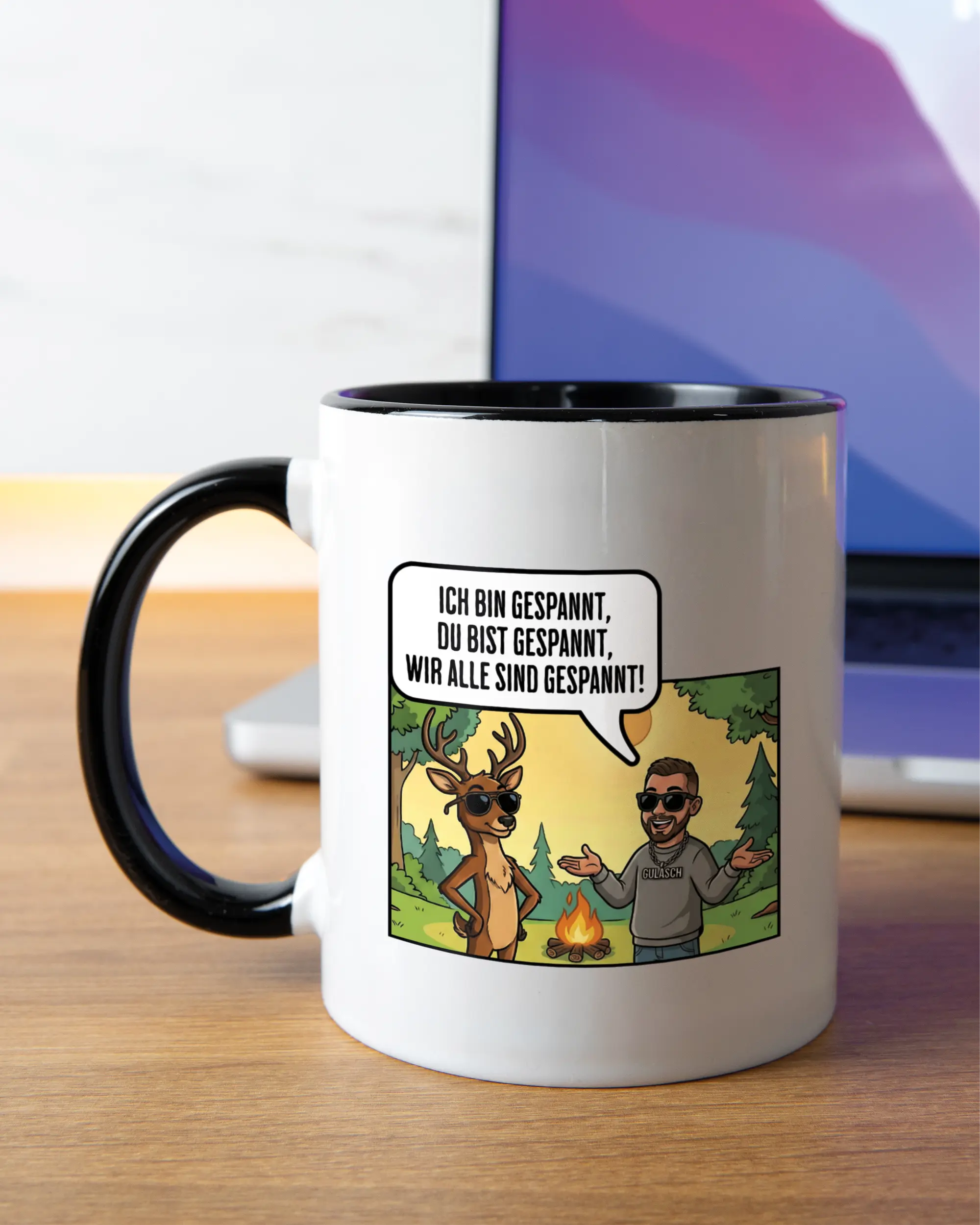 Homeoffice Aufnahme der linken Seite der beidseitig bedruckten Keramiktasse von Maondo mit dem Design Vollspannung in der Farbe Duotone