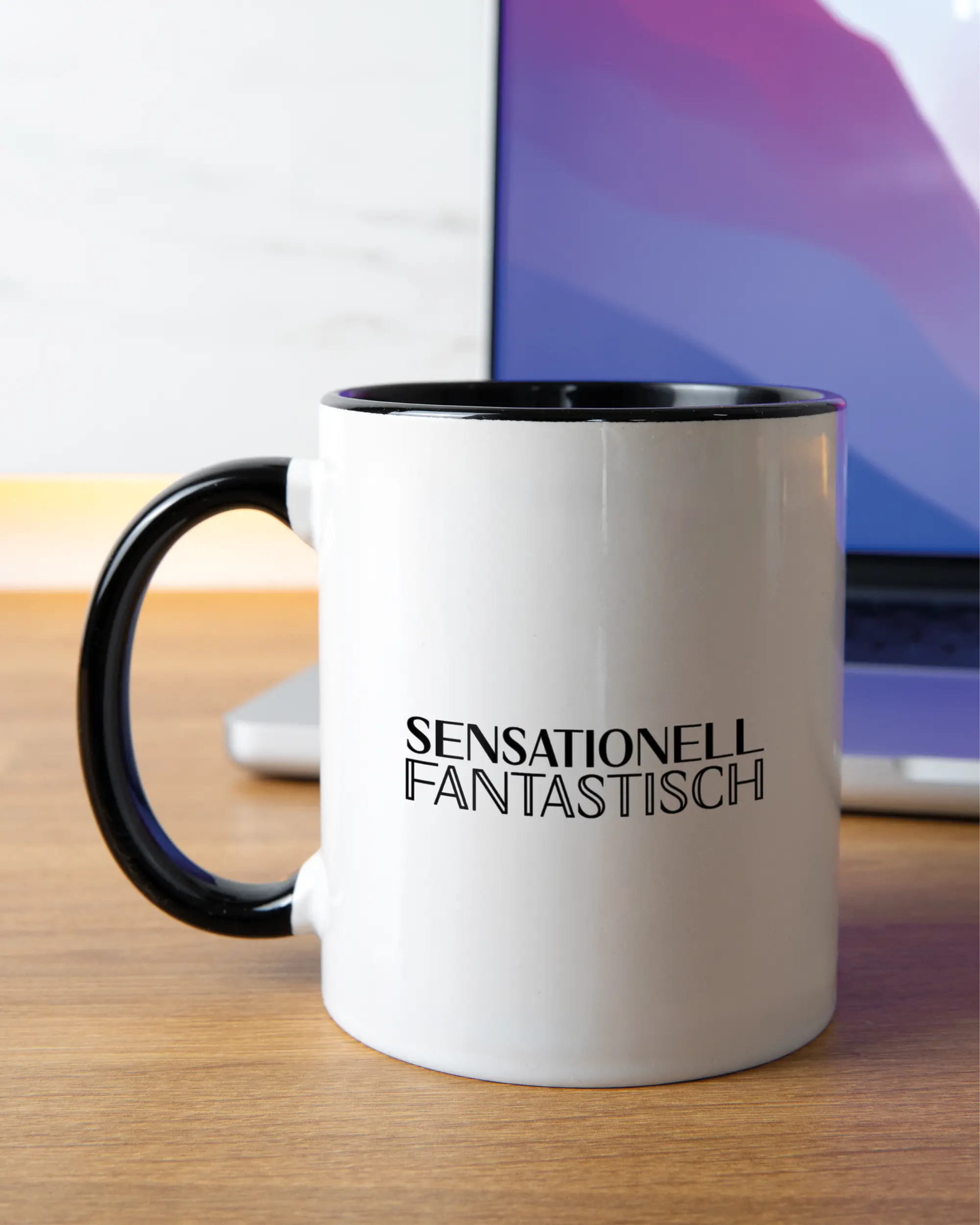 Homeoffice Aufnahme der linken Seite der beidseitig bedruckten Keramiktasse von Maondo mit dem Design Sensationell in der Farbe Duotone