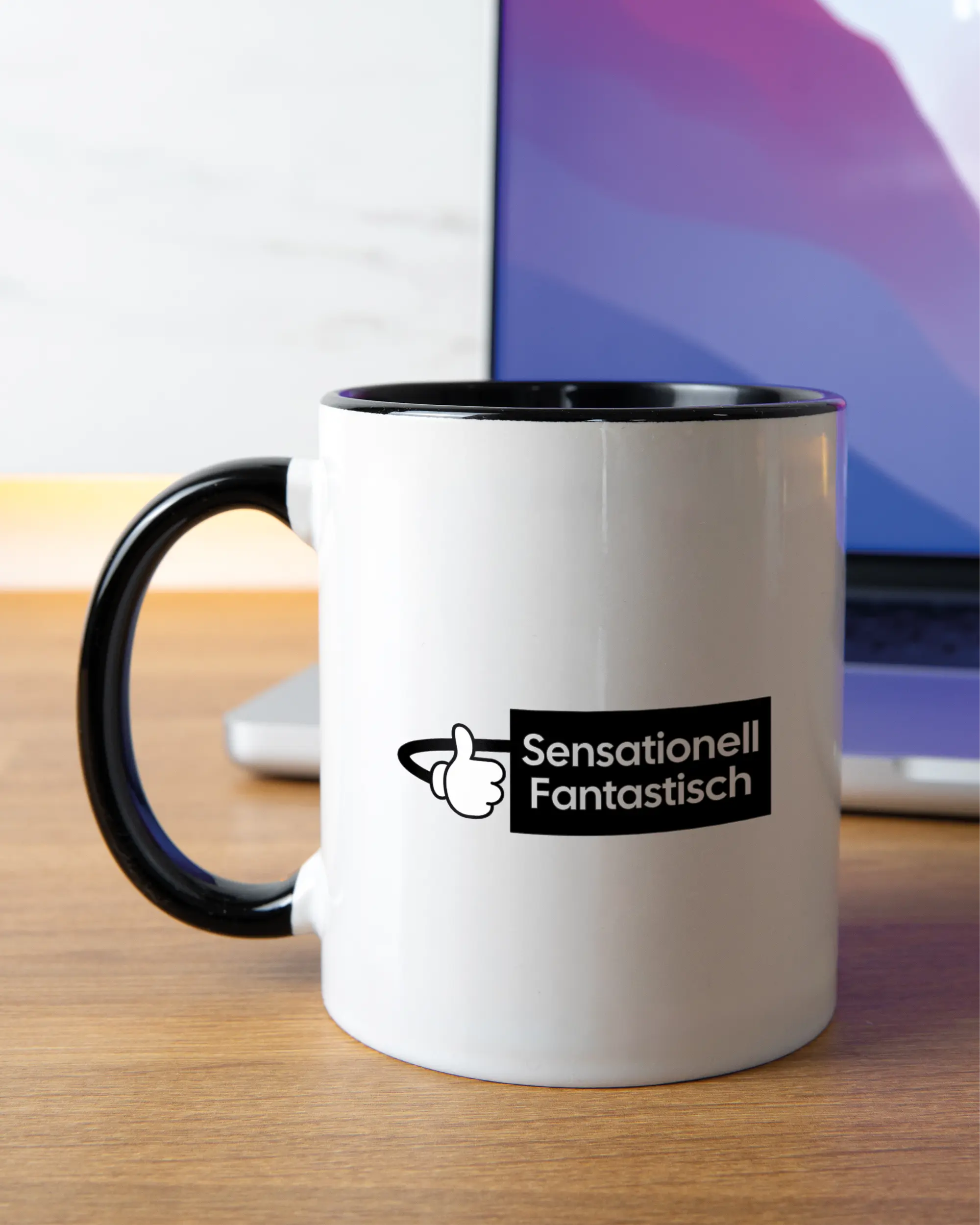 Homeoffice Aufnahme der linken Seite der beidseitig bedruckten Keramiktasse von Maondo mit dem Design Fantastisch in der Farbe Duotone