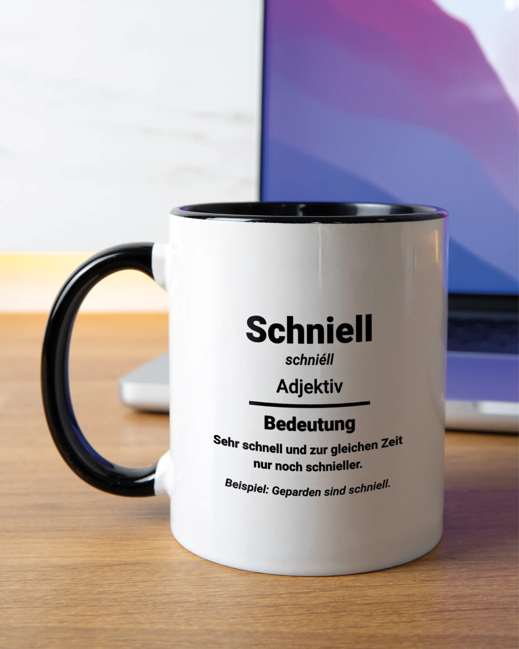 Homeoffice Aufnahme der linken Seite der beidseitig bedruckten Keramiktasse von Maondo mit dem Design Schniell in der Farbe Duotone