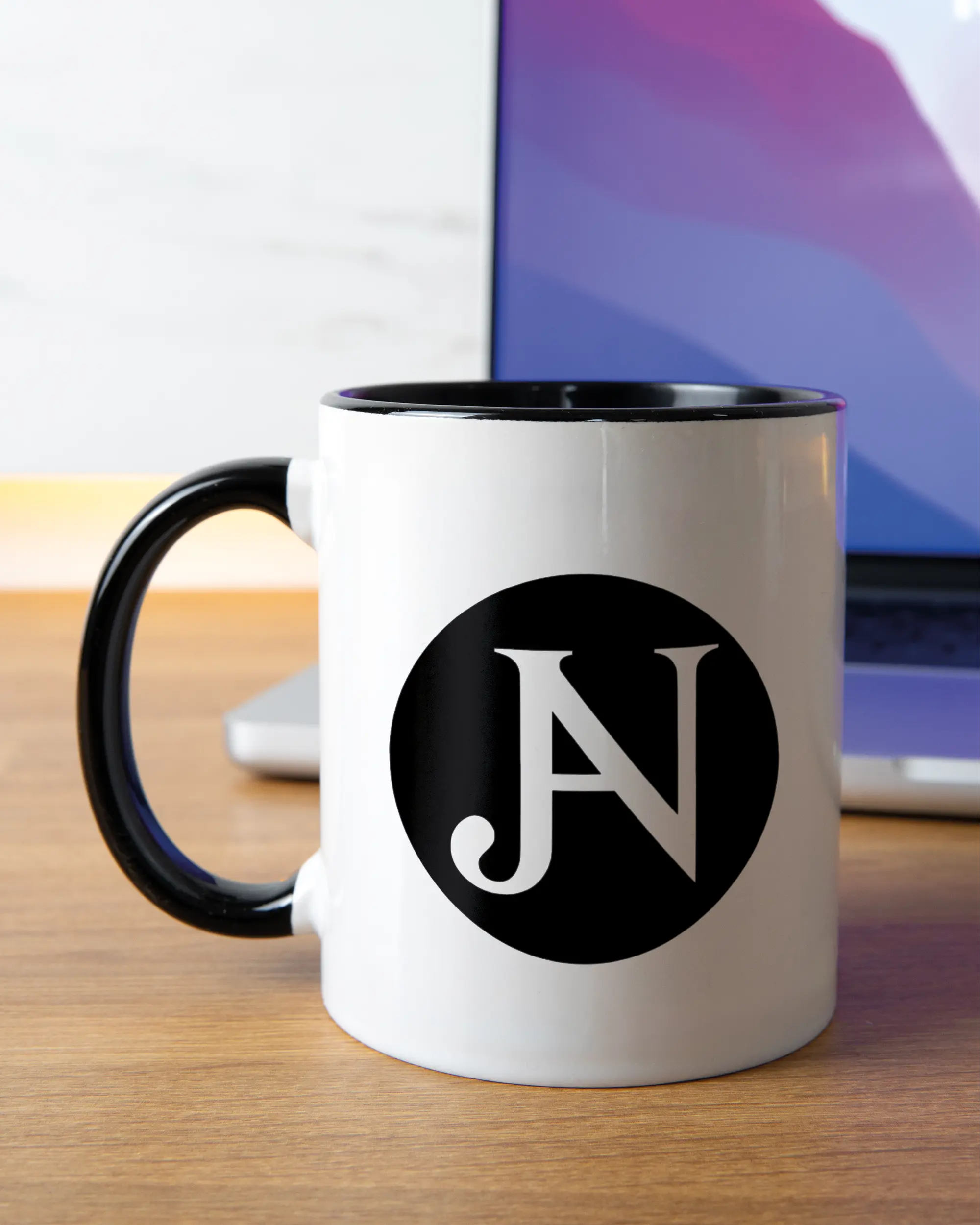 Homeoffice Aufnahme der linken Seite der beidseitig bedruckten Keramiktasse von Maondo mit dem Design JB1 in der Farbe Duotone